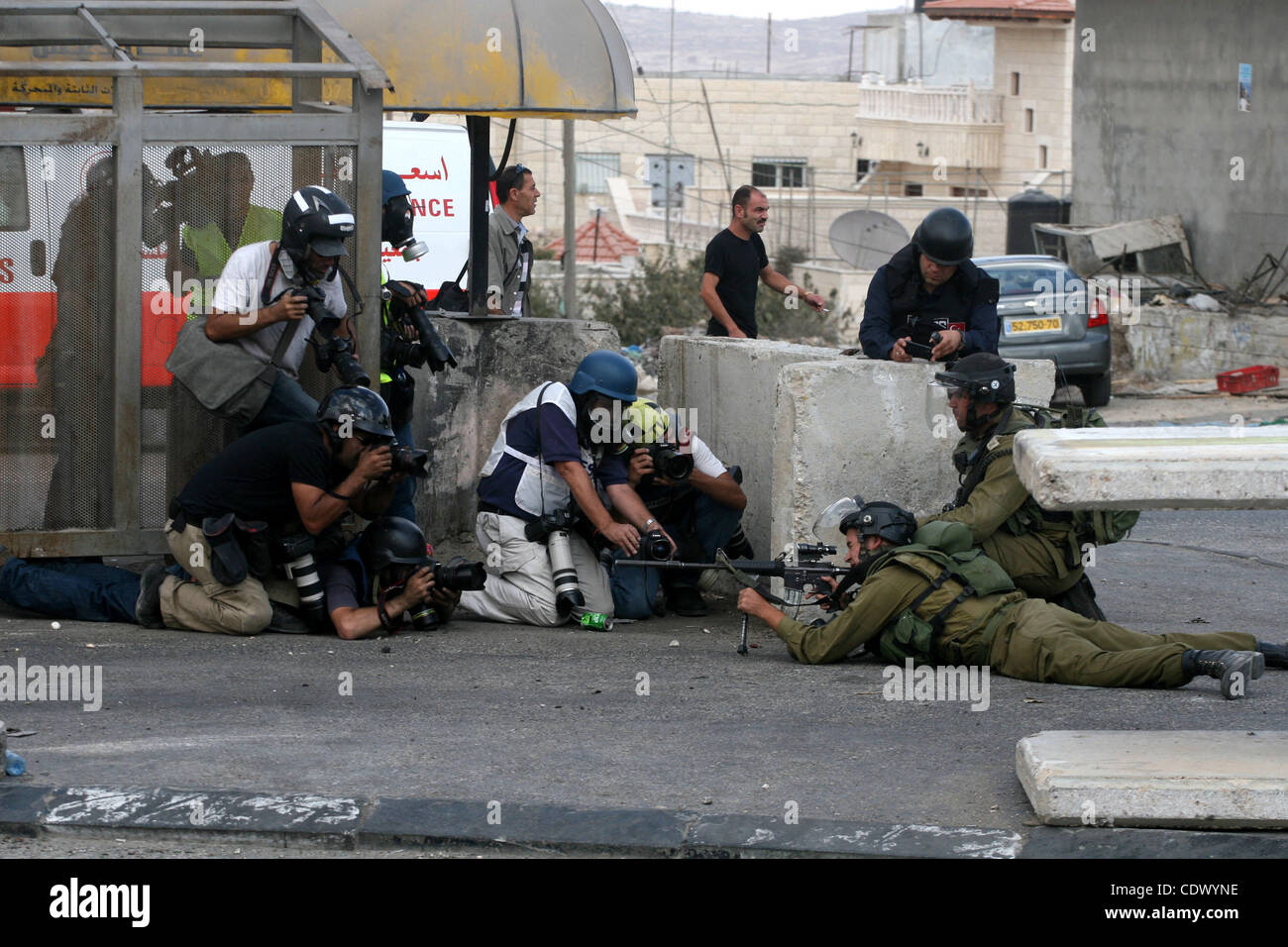 Soldati israeliani prendere una posizione durante gli scontri con gli uomini palestinesi al checkpoint Qalandia vicino a Ramallah, il 23 settembre 2011. Rapporti di stato israeliano che i servizi di sicurezza erano in allarme elevato attraverso il paese, pronti a rispondere ad eventuali disordini risultanti da un Palestinese bid per cercare i membri delle Nazioni Unite Foto Stock
