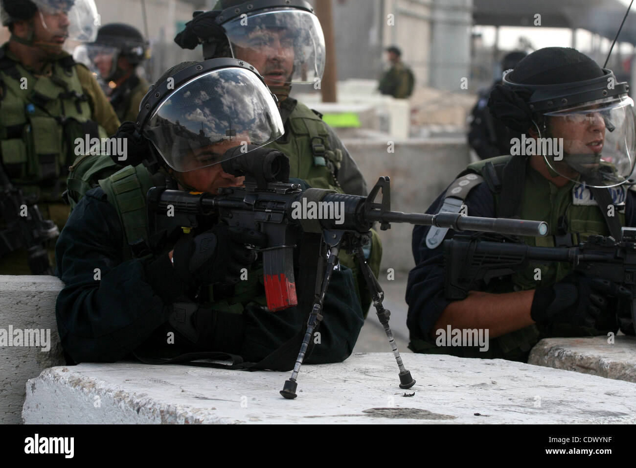 Soldati israeliani prendere una posizione durante gli scontri con gli uomini palestinesi al checkpoint Qalandia vicino a Ramallah, il 23 settembre 2011. Rapporti di stato israeliano che i servizi di sicurezza erano in allarme elevato attraverso il paese, pronti a rispondere ad eventuali disordini risultanti da un Palestinese bid per cercare i membri delle Nazioni Unite Foto Stock