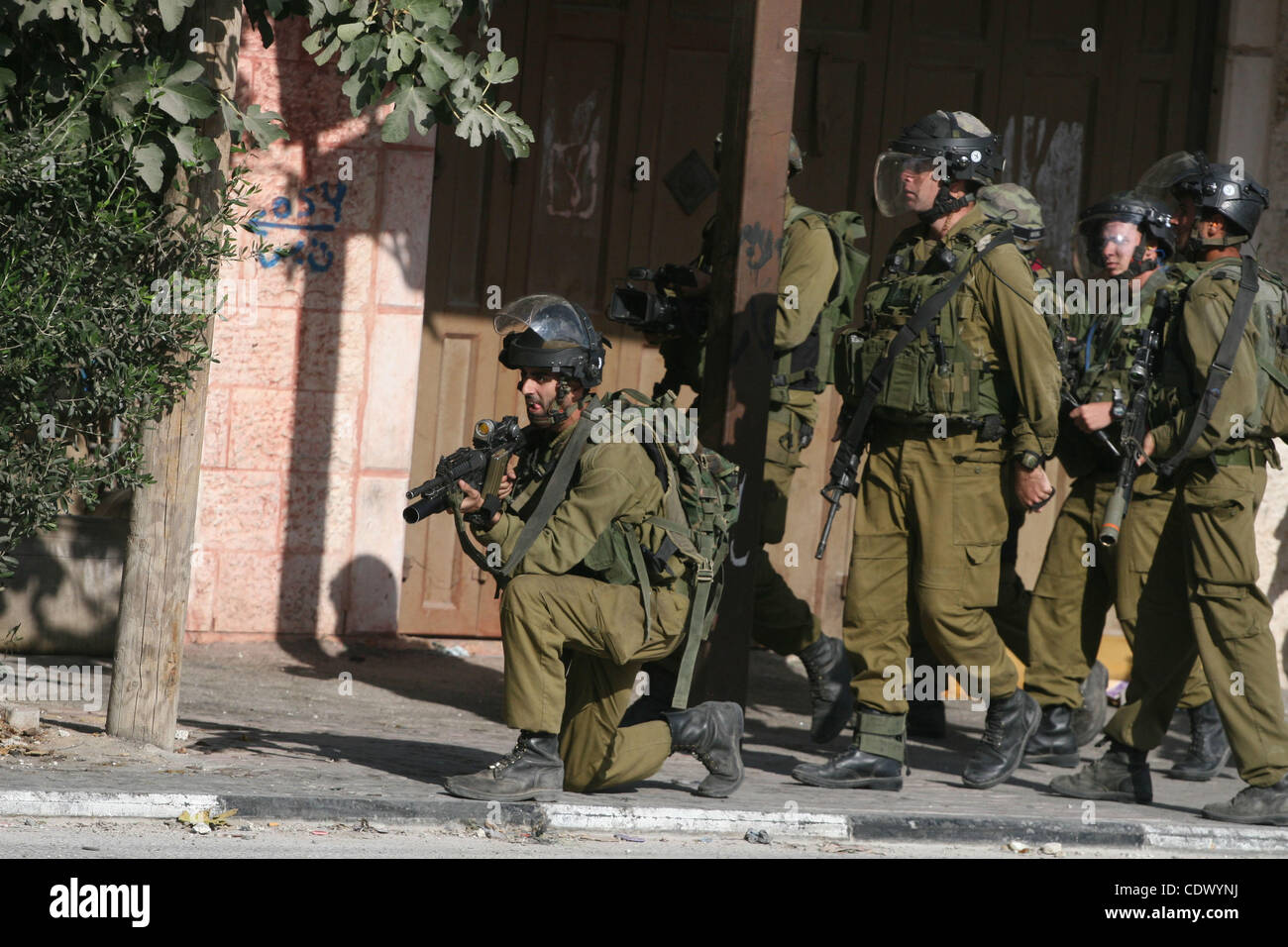 Soldati israeliani prendere una posizione durante gli scontri con gli uomini palestinesi al checkpoint Qalandia vicino a Ramallah, il 23 settembre 2011. Rapporti di stato israeliano che i servizi di sicurezza erano in allarme elevato attraverso il paese, pronti a rispondere ad eventuali disordini risultanti da un Palestinese bid per cercare i membri delle Nazioni Unite Foto Stock