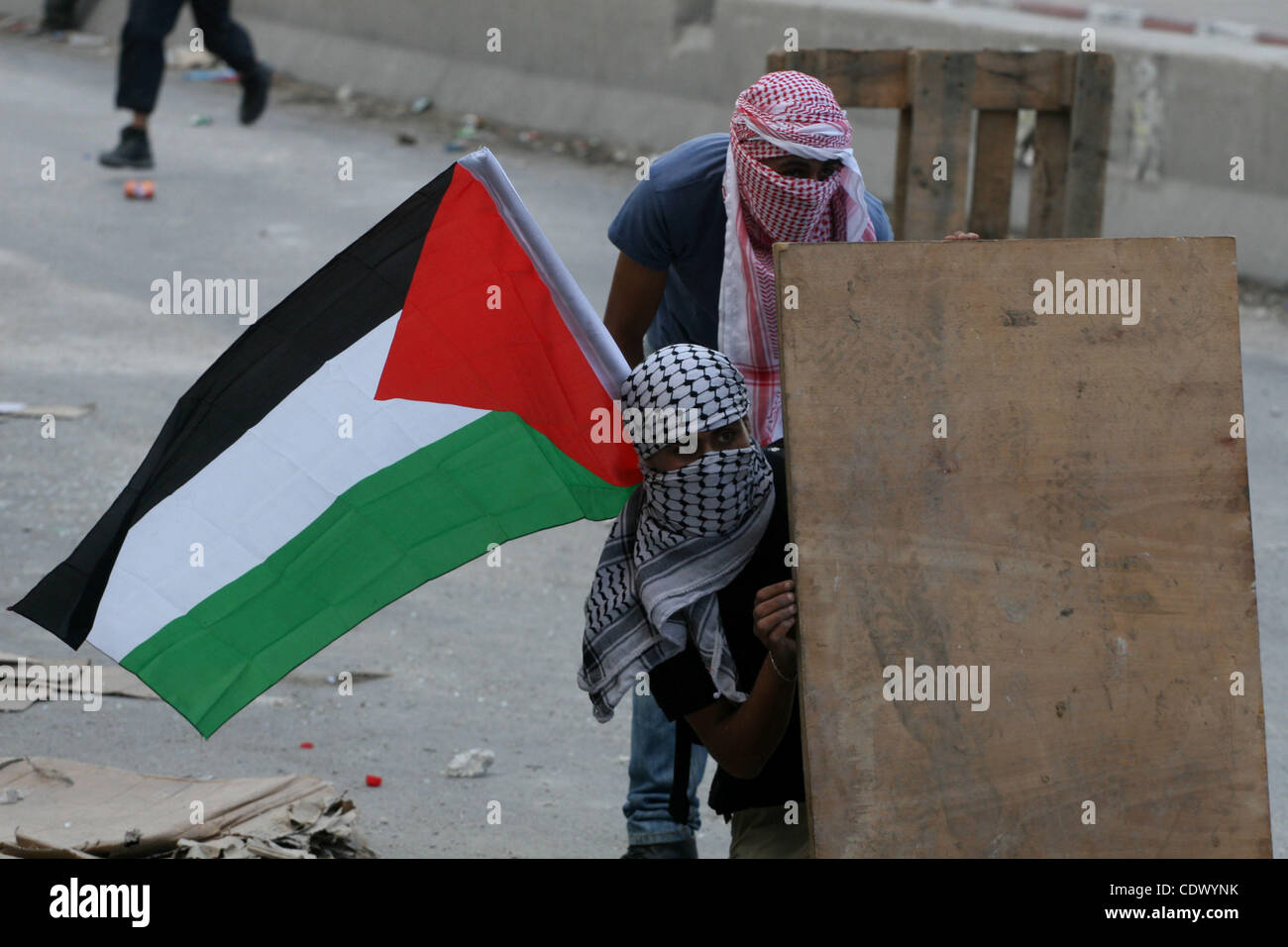Mascherato giovani palestinesi scontro con le forze israeliane al checkpoint Qalandia tra Gerusalemme e Ramallah il 23 settembre 2011. Alcuni 22.000 polizia israeliana e della polizia di frontiera sono stati su allarme elevato attraverso il paese, pronti a rispondere ad eventuali disordini risultanti da un Palestinese bid per cercare i membri delle Nazioni Unite Foto Stock