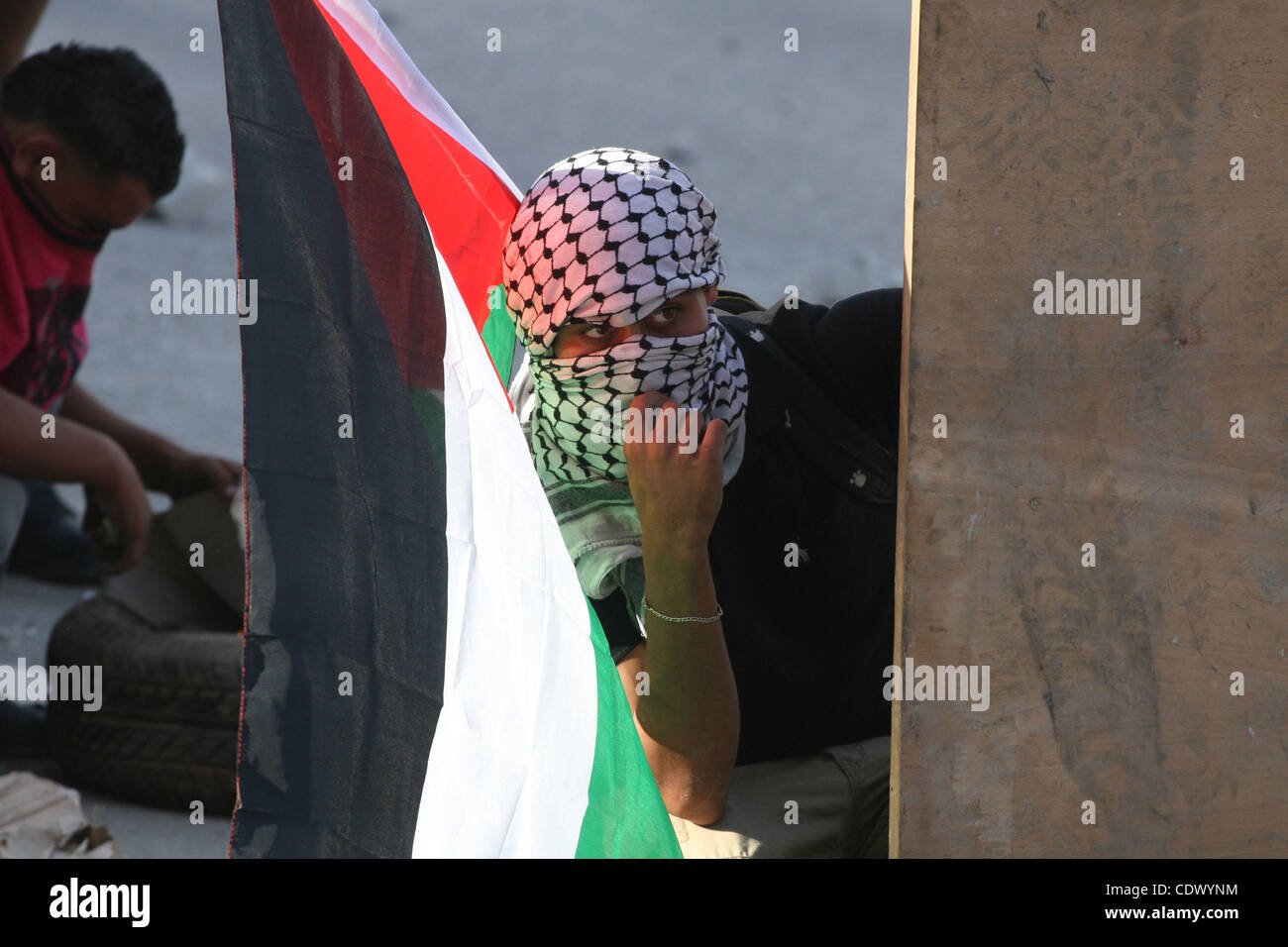 Mascherato giovani palestinesi scontro con le forze israeliane al checkpoint Qalandia tra Gerusalemme e Ramallah il 23 settembre 2011. Alcuni 22.000 polizia israeliana e della polizia di frontiera sono stati su allarme elevato attraverso il paese, pronti a rispondere ad eventuali disordini risultanti da un Palestinese bid per cercare i membri delle Nazioni Unite Foto Stock