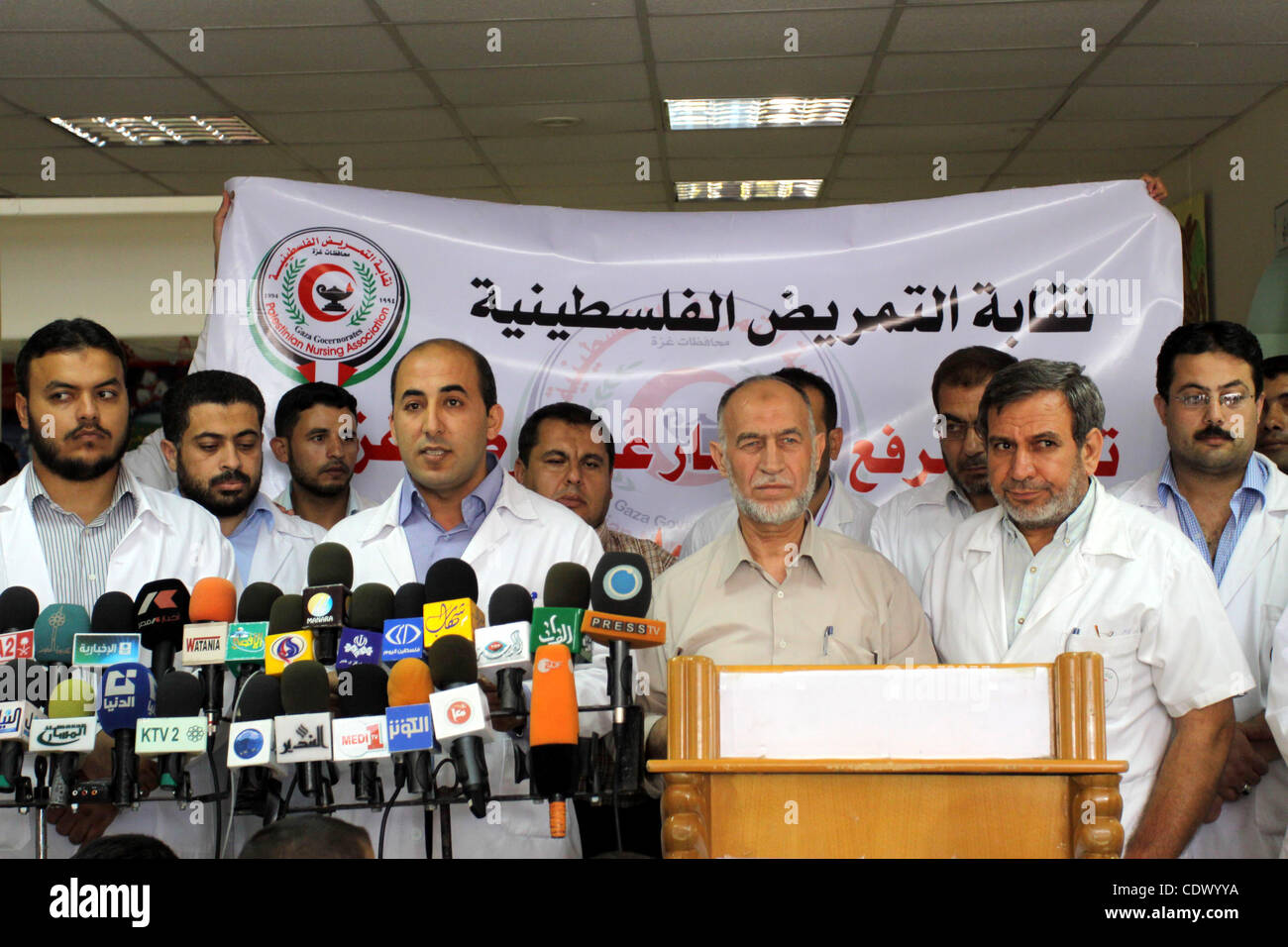 I medici palestinesi del sindacato delle professioni mediche offrono il parlato in una conferenza stampa a Abdel Aziz al-Rantisi ospedale di Gaza City sul set. 28, 2011. Questa protesta organizzata contro la mancanza di medicine. Foto di Mohammed Asad Foto Stock