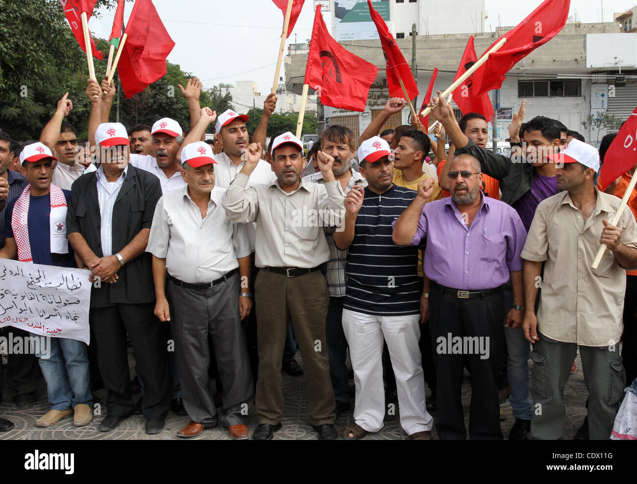 Palestinesi chant slogan che prendono parte ad una manifestazione che celebra un prigioniero di swap tra Hamas e Israele nella Striscia di Gaza City Ottobre 12, 2011. Gli israeliani ha accolto con favore il mercoledì un importante prigioniero swap che libererà soldier Gilad Shalit dopo cinque anni in cattività in ritorno per il rilascio di 1.000 Pales Foto Stock