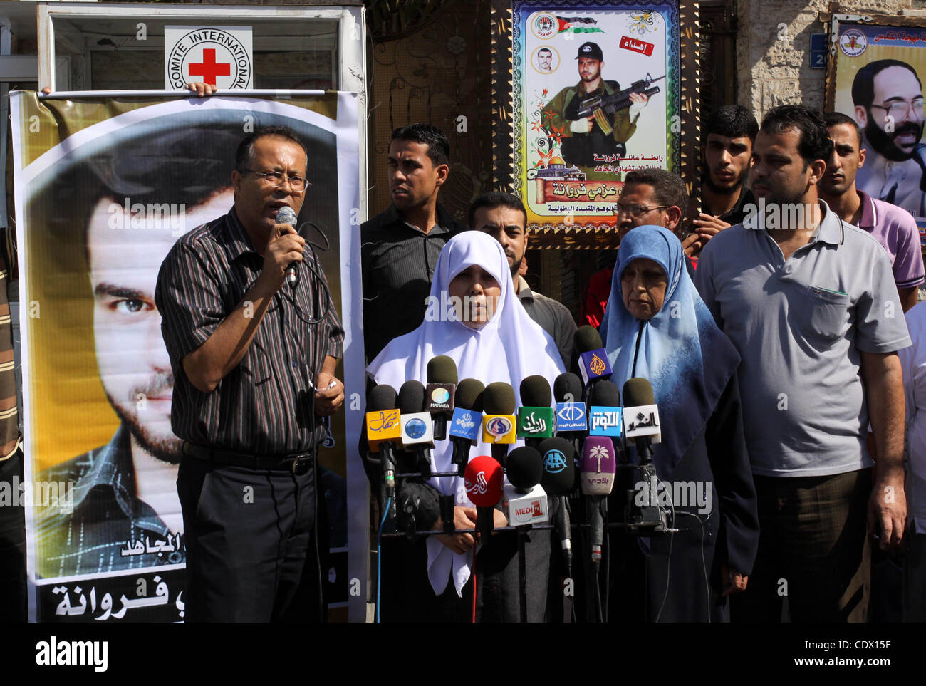 La famiglia del martire palestinese Mohammed Azmi Ferwana consegnare il parlato nel corso di una conferenza stampa che chiedeva la liberazione del loro figlio il corpo che essendo trattenuto dall'occupazione israeliana nella Striscia di Gaza City su 13 Ottobre, 2011 . dove ha partecipato al rapimento del soldato Shalit. Foto di Mohammed Asad Foto Stock