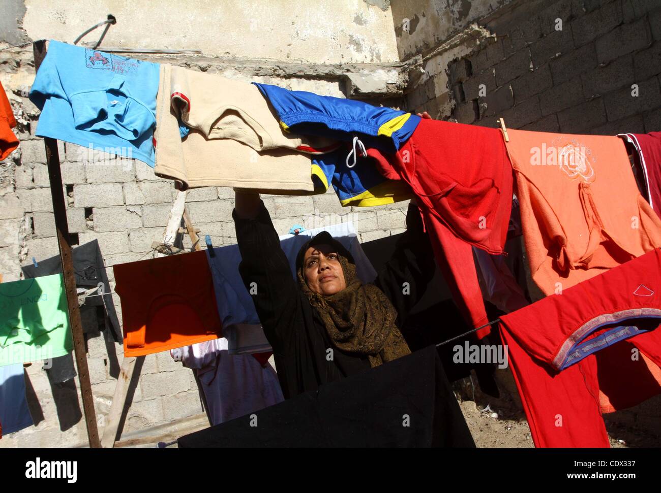 Nov. 2, 2011 - Gaza City, nella Striscia di Gaza - Una donna Palestinese lavora nella sua casa di al-Shate Refugee Camp. Palestinesi contrassegnare il novanta quarto anniversario della Dichiarazione Balfour 1917 è una dichiarazione formale di politica da parte del governo britannico in merito alla creazione di una patria ebraica in PAL Foto Stock