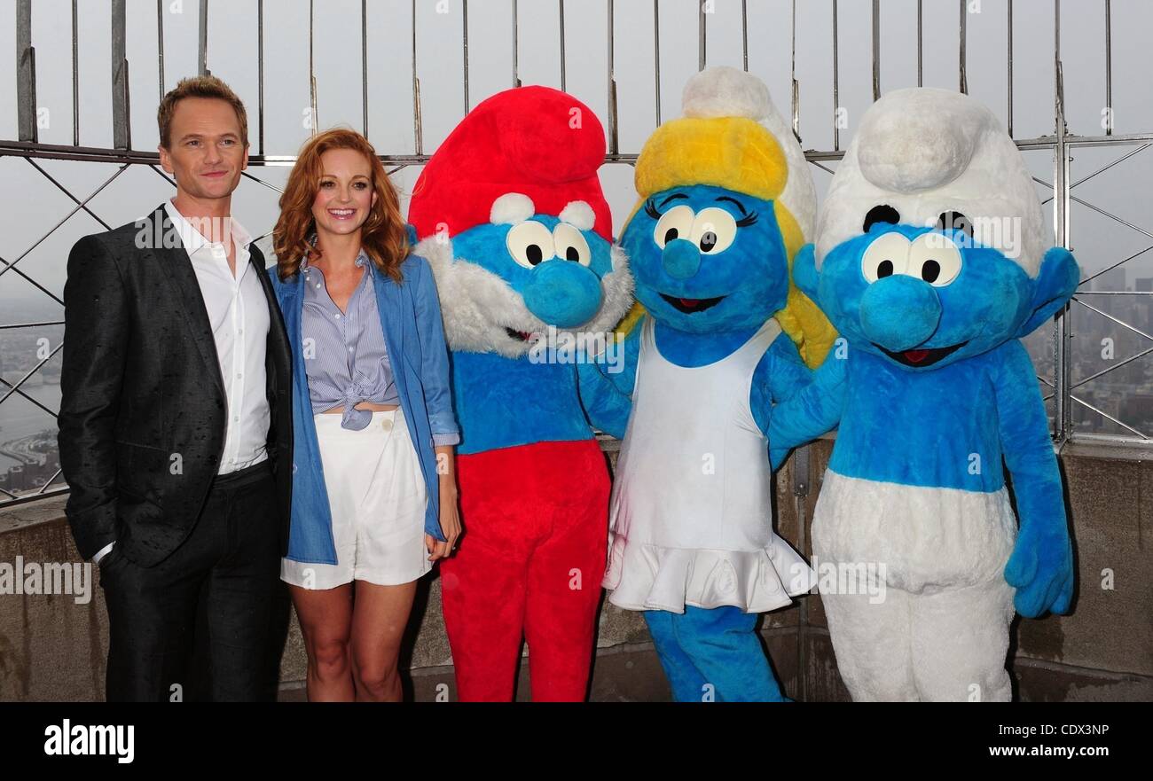 Luglio 25, 2011 - Manhattan, New York, Stati Uniti - Le stelle dei Puffi, Neil Patrick Harris e JAYMA MAYS, luce l' Empire State Building Smurfy blu per celebrare il rilascio del film i puffi in 3D e a incoraggiare la SMURF fan a donare per gli Stati Uniti Fondo per l'UNICEF. (Credito Immagine: © Bryan Smith/ Foto Stock