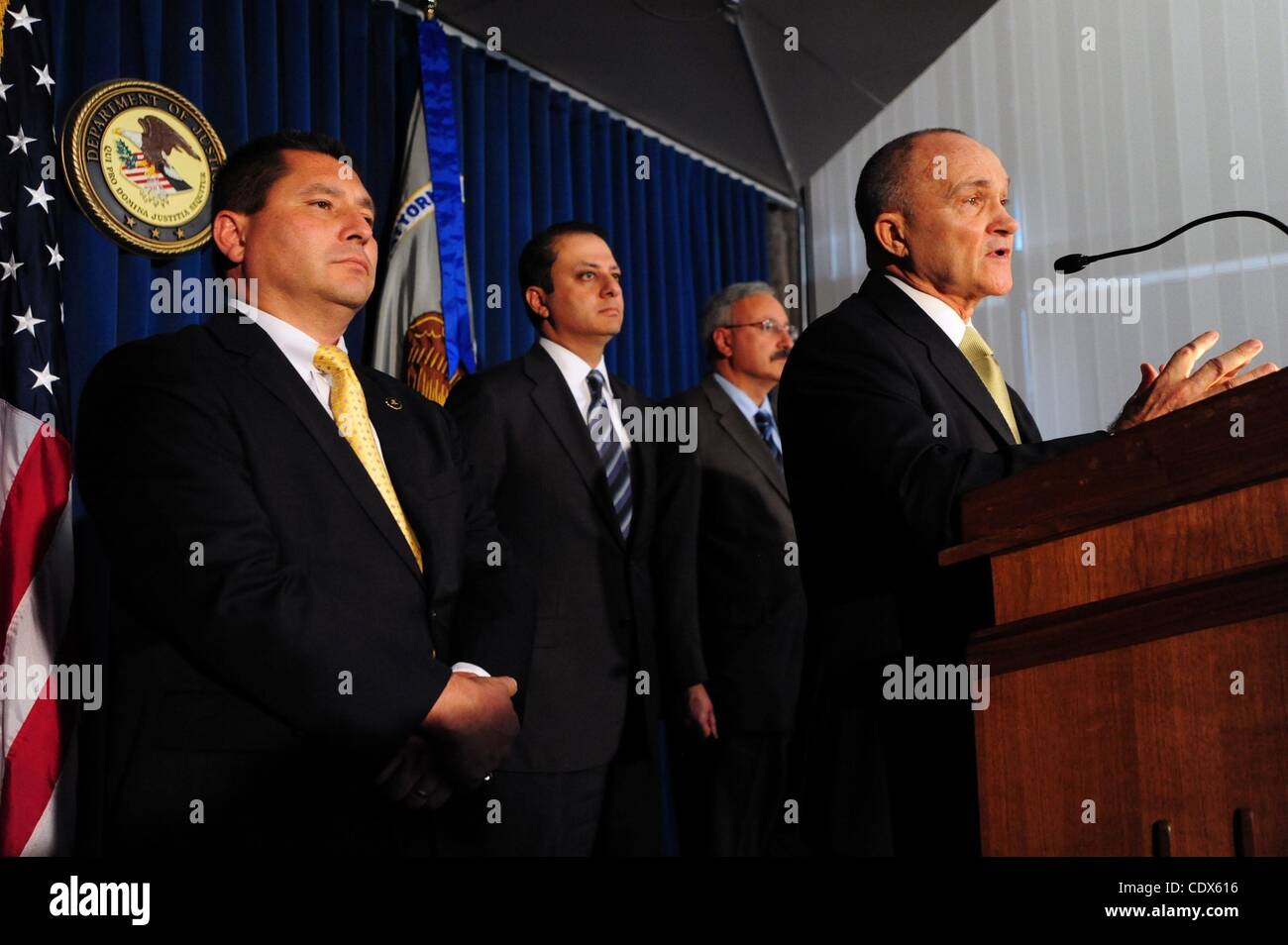 25 ottobre 2011 - Manhattan, New York, Stati Uniti - Il commissario di polizia RAYMOND KELLY (R) parla come Diego Rodriguez (L) l'agente speciale in carica per la divisione penale dell'ufficio di New York del FBI, U.S. Attorney PREET BHARARA (C) e CHARLES CAMPISI (2a da R) del NYPD affari interni guarda su Foto Stock