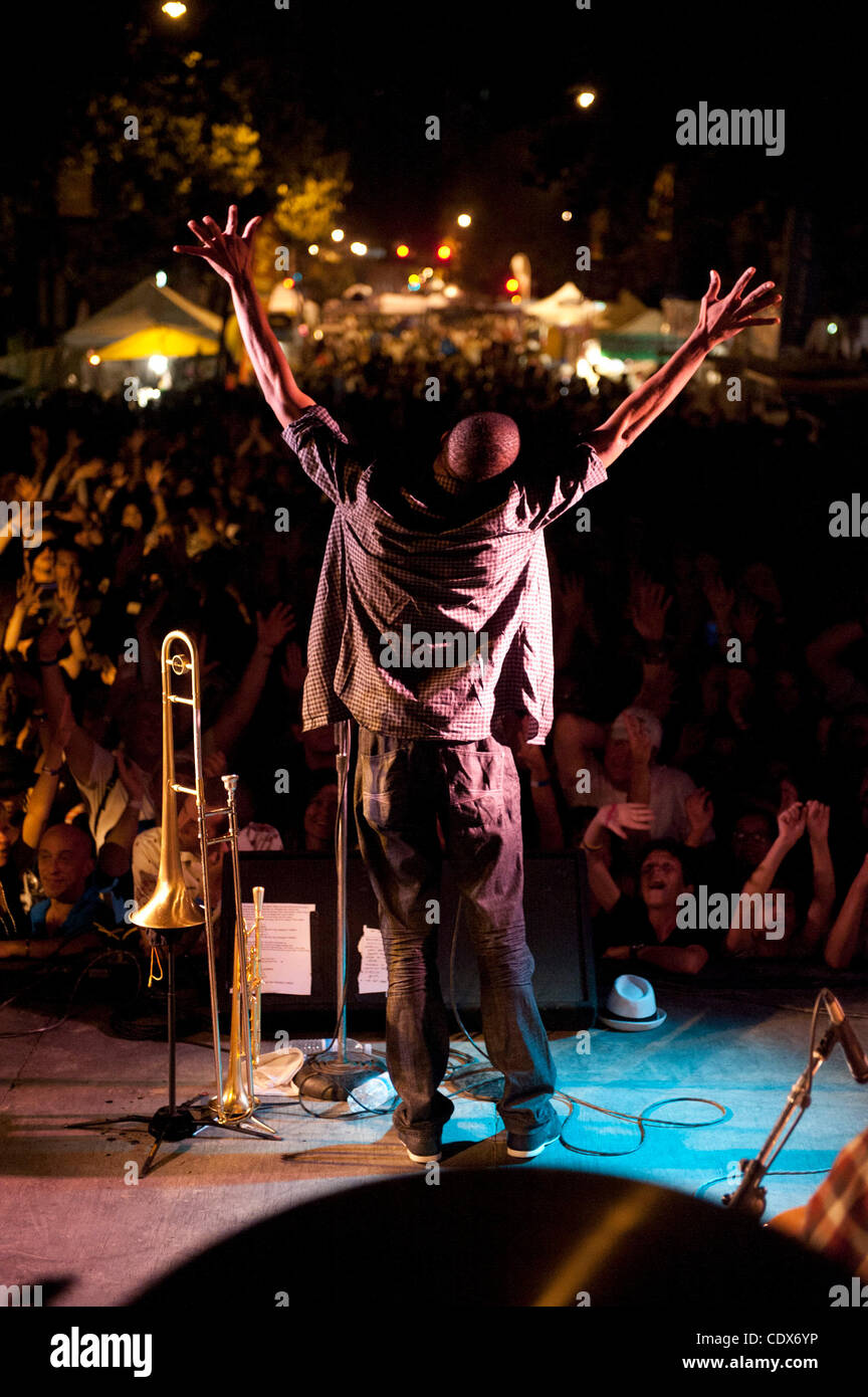 Aug 13, 2011 - San Jose, California, Stati Uniti d'America - TROMBONE SHORTY & ORLEANS AVENUE band suonare dal vivo presso il ventiduesimo annuale di San Jose Jazz Festival. (Credito Immagine: © Jerome Brunet/Zuma Press) Foto Stock