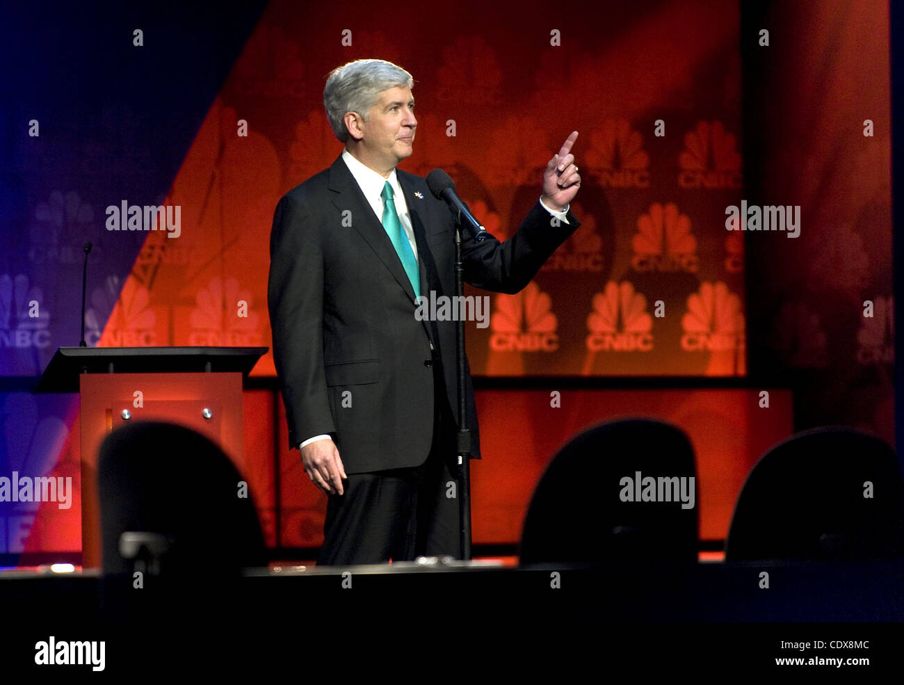 Nov. 9, 2011 - Rochester, Michigan, Stati Uniti - Michigan governatore Rick Snyder parla prima di iniziare un repubblicano dibattito presidenziale ospitato da CNBC a Oakland University di Rochester, mi il Nov 9, 2011. (Credito Immagine: © Mark Bialek/ZUMAPRESS.com) Foto Stock