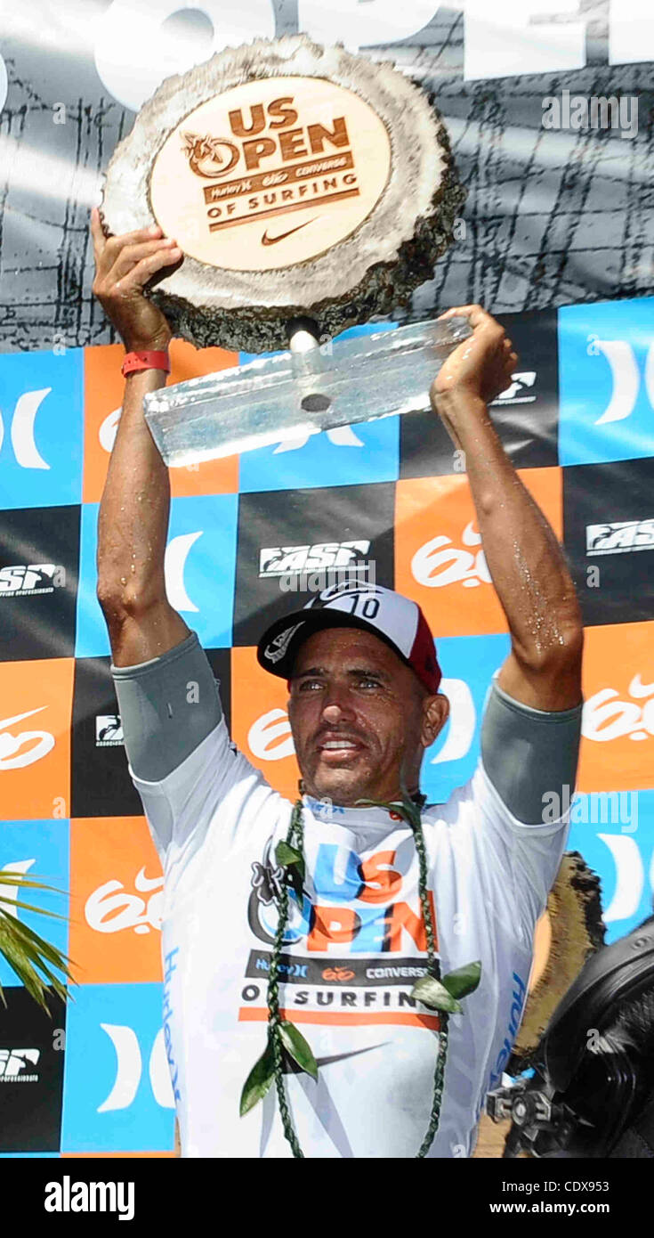 7,2011 aug. Huntington Beach CA USA. Dieci tempo campione di surf Kelly Slater prende la sua seconda vittoria al 2011 US Open di evento Surfing a Huntington Beach CA. .Foto da Gene Blevins/LA DAILY NEWS/ZumaPress. (Credito Immagine: © Gene Blevins/ZUMAPRESS.com) Foto Stock