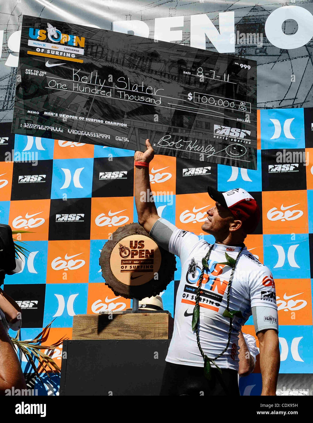 7,2011 aug. Huntington Beach CA USA. Dieci tempo campione di surf Kelly Slater prende la sua seconda vittoria al 2011 US Open di evento Surfing a Huntington Beach CA. .Foto da Gene Blevins/LA DAILY NEWS/ZumaPress. (Credito Immagine: © Gene Blevins/ZUMAPRESS.com) Foto Stock