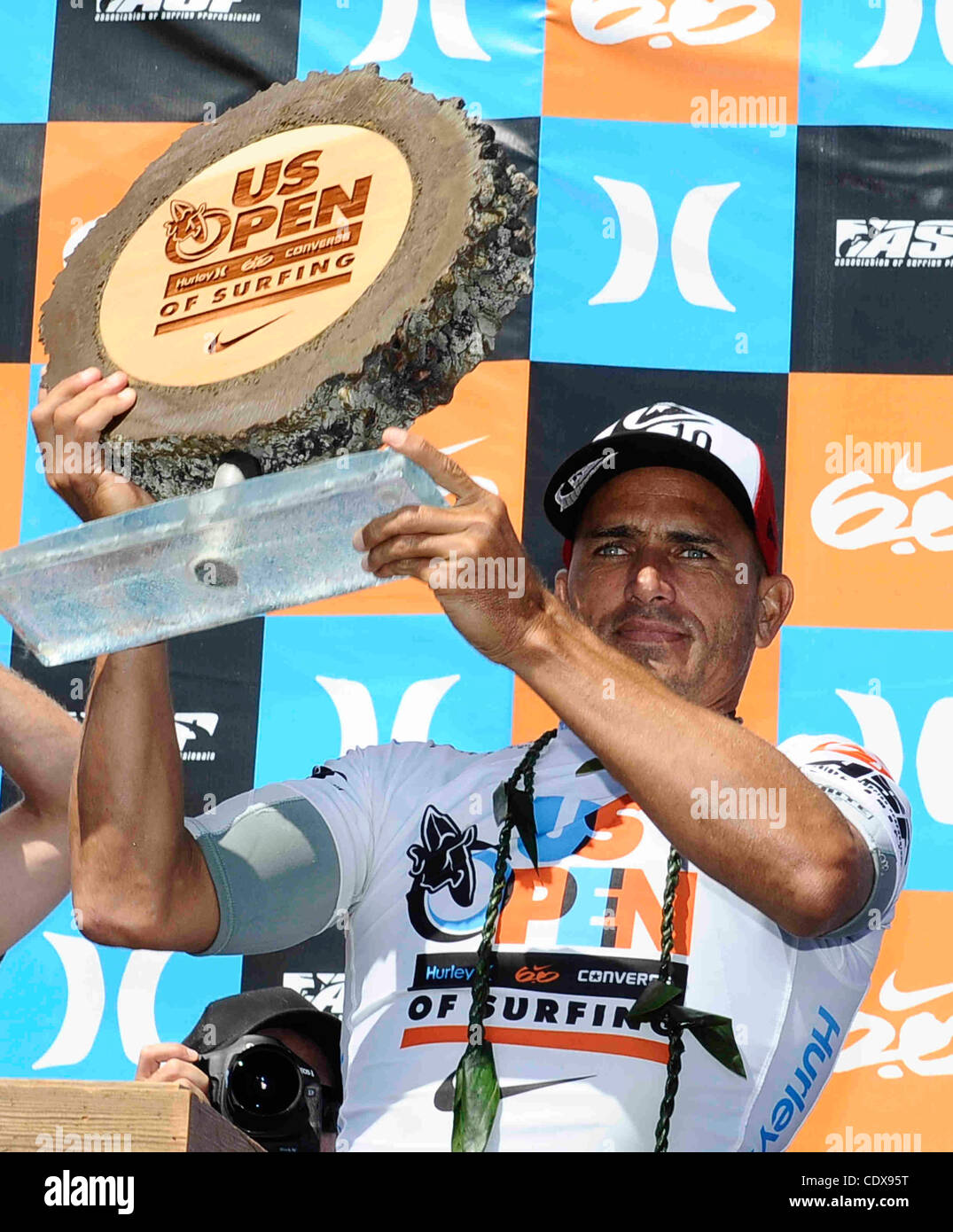 7,2011 aug. Huntington Beach CA USA. Dieci tempo campione di surf Kelly Slater prende la sua seconda vittoria al 2011 US Open di evento Surfing a Huntington Beach CA. .Foto da Gene Blevins/LA DAILY NEWS/ZumaPress. (Credito Immagine: © Gene Blevins/ZUMAPRESS.com) Foto Stock