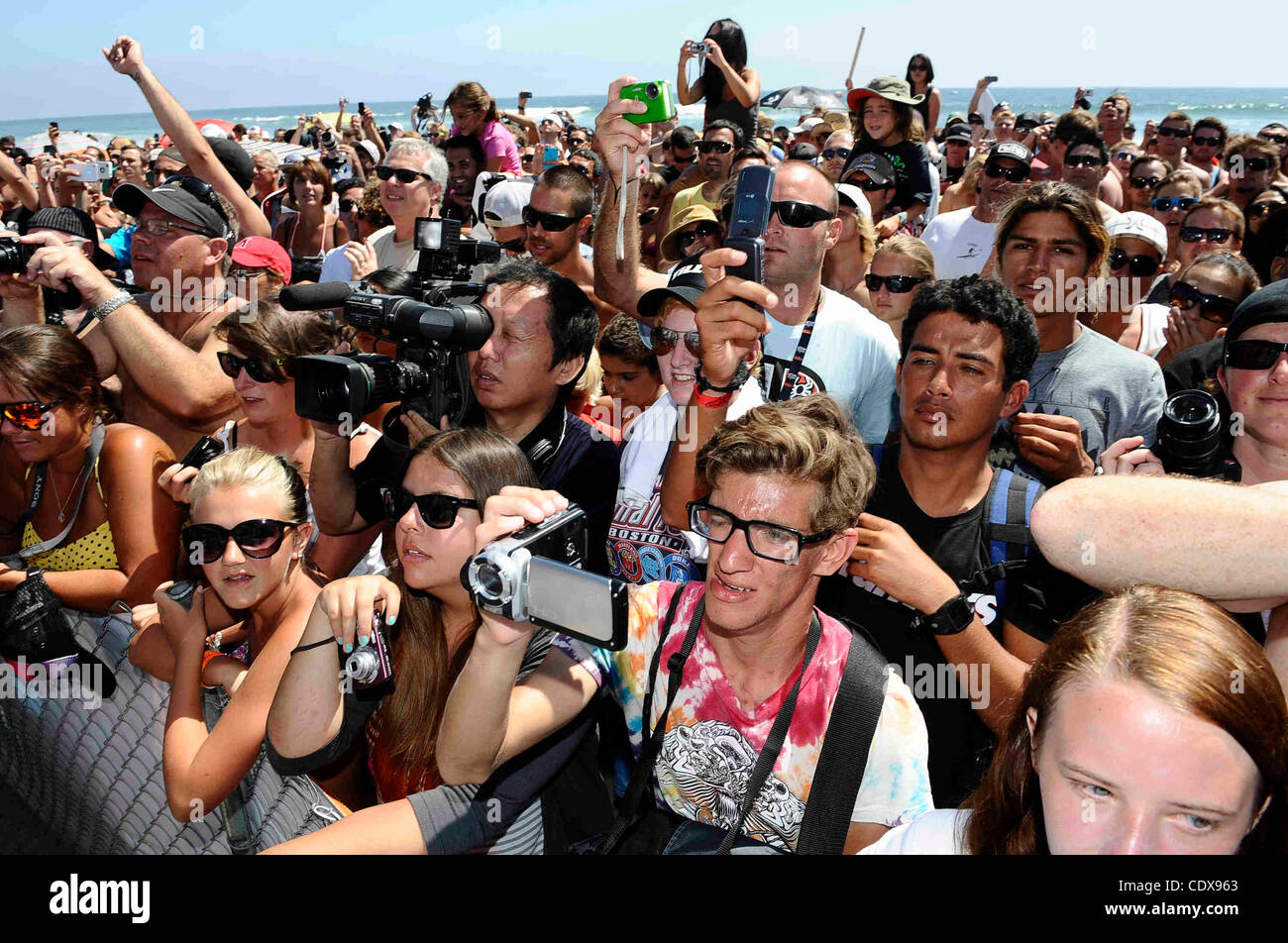 7,2011 aug. Huntington Beach CA USA. Migliaia di appassionati di surf è venuto fuori per vedere dieci tempo campione di surf Kelly Slater prende la sua seconda vittoria al 2011 US Open di evento Surfing a Huntington Beach CA. (Credito Immagine: © Gene Blevins/ZUMAPRESS.com) Foto Stock