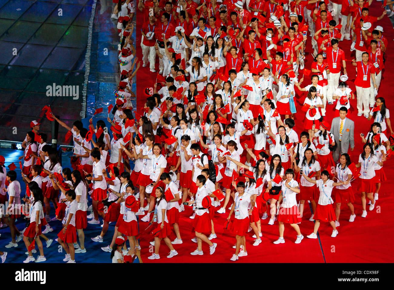 I membri della delegazione cinese sfilata durante la cerimonia di apertura della XXVI Universiade estiva giochi sportivi a Shenzhen, Cina, 12 agosto 2011. Foto Stock