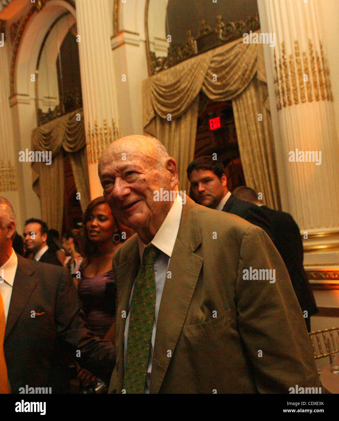 Il 10 agosto 2011 - New York New York, Stati Uniti - Aretha Franklin suona presso un membro del Congresso Charlie Rangel la celebrazione di compleanno presso il Plaza Hotel di Manhattan Ã Â© 8/10/11 ex N.Y.C. Sindaco ed K Foto Stock
