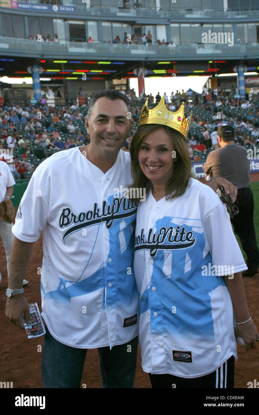 Agosto 17, 2011 - New York New York, Stati Uniti - Brooklyn cicloni riprodurre la Jamestown Jammers cicloni onore famoso Brooklynites Ã Â© 8/17/11 Giovanni Franco ex N.Y. Mets pitcher e Roseanna Scott Foto Stock