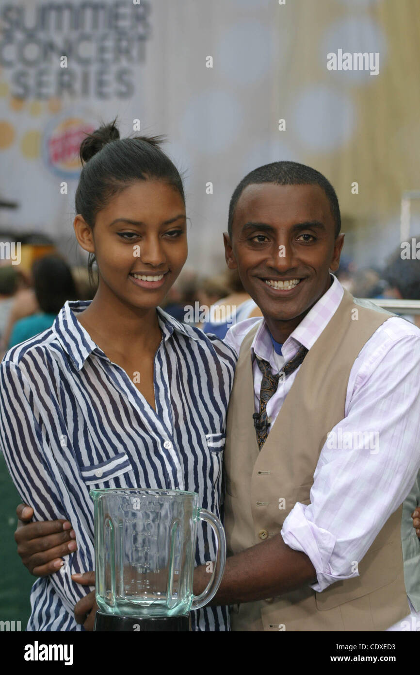 Agosto 19, 2011 - New York New York, Stati Uniti - Celebrity Chef Marcus Samuelsson prepara il cibo sulla ABC Good Morning America. Ã Â© 8/19/11 Gerusalemme Birhum , Marcus Samuelsson.(Immagine di credito: Â© Bruce Foto Stock