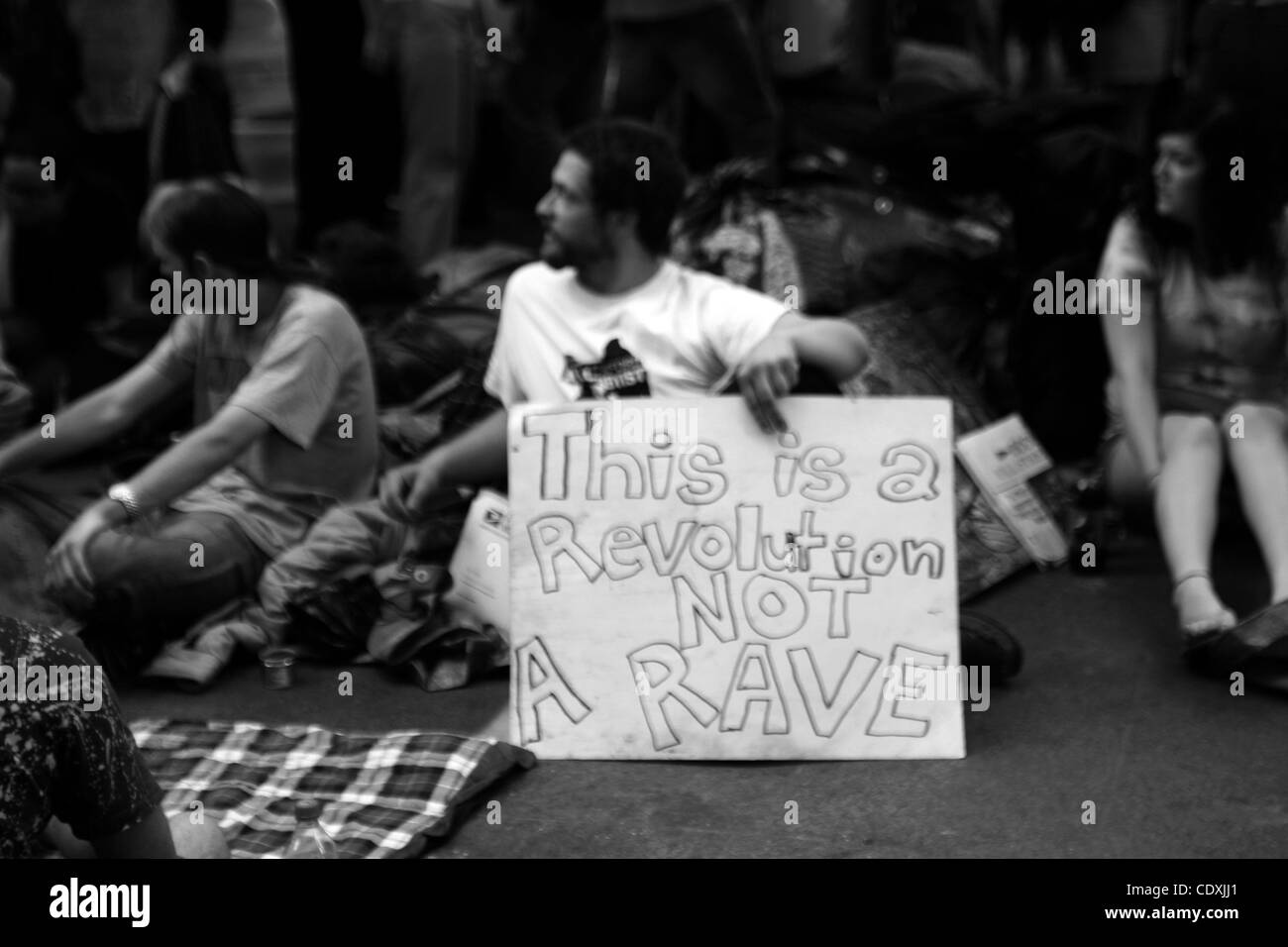 Il 9 ottobre, 2011 - New York New York, Stati Uniti - New York City - occupare Wall Street manifestanti si radunano in Zuccotti park dove essi sono stati a dormire mangiare e pianificazione e proteste a Wall Street . Â© 10/ 9 /11 (Credito Immagine: © Bruce Cotler/Globe foto/ZUMAPRESS.com) Foto Stock