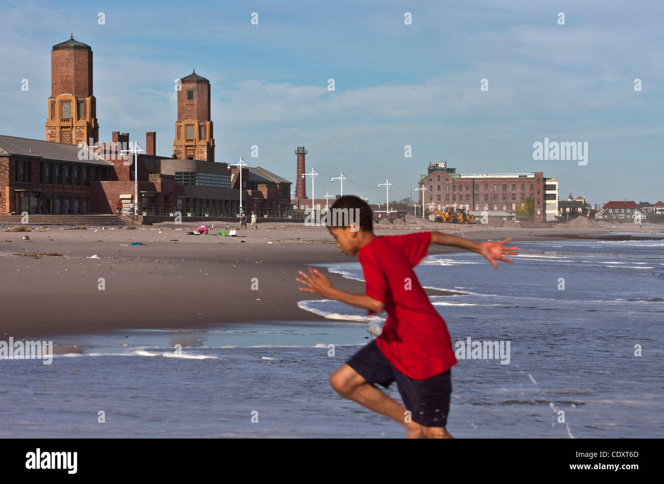 Il agosto 29, 2011 - New York New York, Stati Uniti - Il Jacob Riis Park il giorno dopo l uragano Irene, presso Rockaway Beach lungo l'Oceano Atlantico. Sebbene la tempesta indebolito prima di arrivare alla zona che ancora wallop penisola. Per le preoccupazioni in materia di sicurezza sindaco Bloomburg aveva ordinato una evacuazione obbligatoria Foto Stock