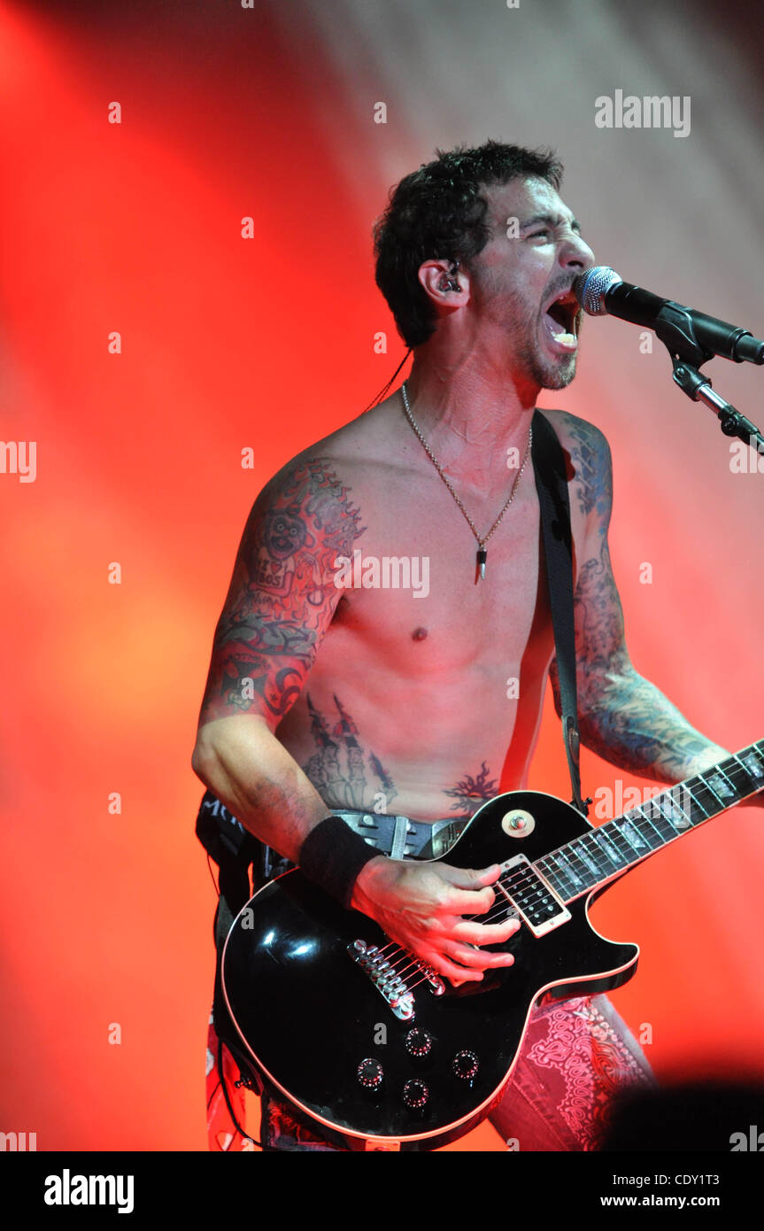 Agosto 3, 2011 - Raleigh, North Carolina - USA cantante SULLY ERNA della rock band Godsmack effettuando al Time Warner Cable padiglione musicale come parte dell'Mayhem Festival di Raleigh. (Credito immagine: ©Tina Fultz/ZUMA Press) Foto Stock