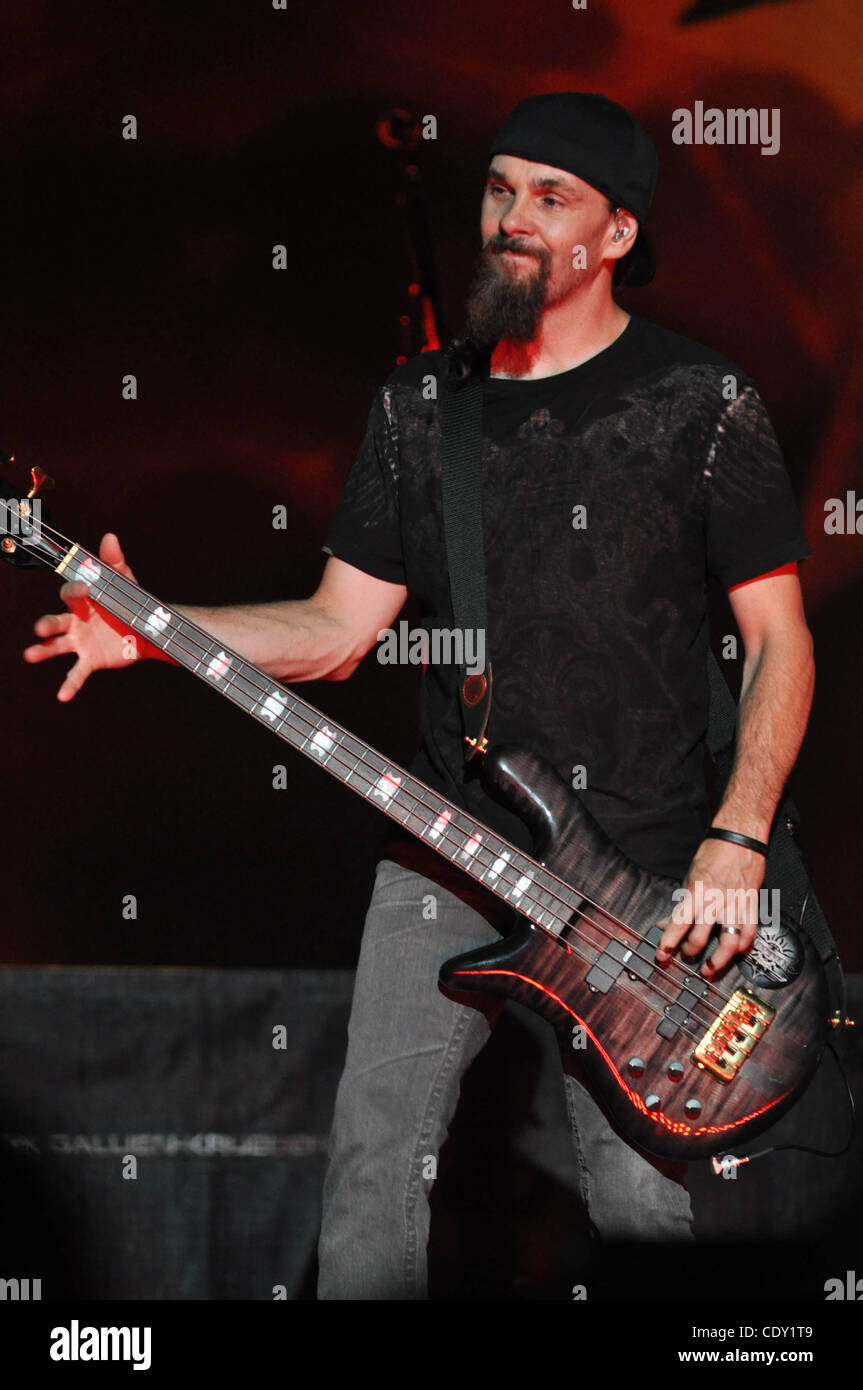 Agosto 3, 2011 - Raleigh, North Carolina - USA ROBBIE MERRILL della rock band Godsmack effettuando al Time Warner Cable padiglione musicale come parte dell'Mayhem Festival di Raleigh. (Credito immagine: ©Tina Fultz/ZUMA Press) Foto Stock