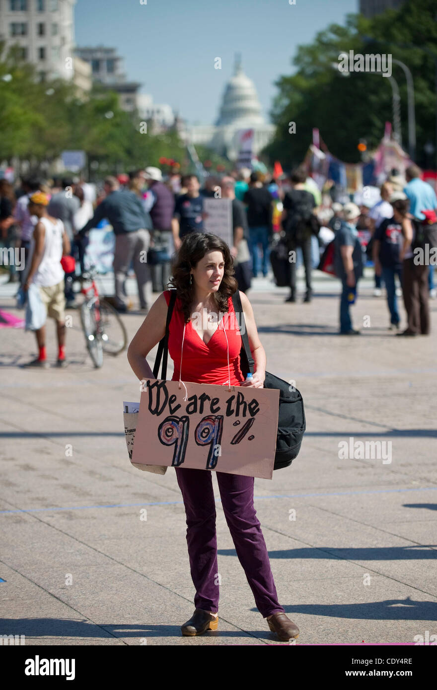 Cathleen Sudcliff detiene un segno in American Plaza a Washington DC, 6 ottobre 2011. Manifestanti hanno tenuto il loro segno dalla Wall Street proteste in New York, sono state proteste di staging intorno agli Stati Uniti. © Mannie Garcia Foto Stock