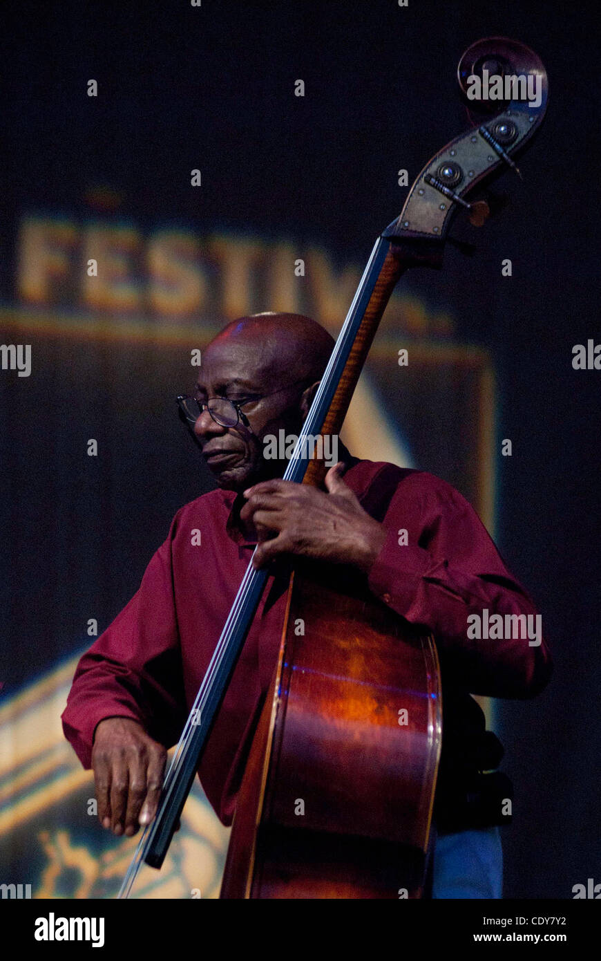 Reggie Workman riproduce la base durante la prestazione di Orbert Davis' Chicago Jazz Philharmonic Chamber Ensemble alla trentatreesima annuale di Chicago Jazz Festival. Workman era un membro di John Coltrane il leggendario Live At The Village Vanguard Quartet. Foto Stock