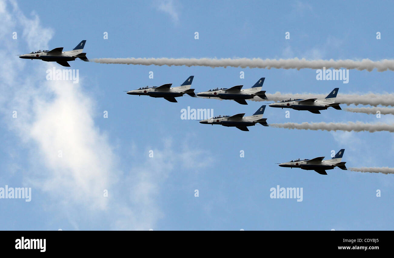 16 ottobre 2011 - Ibaraki, Giappone - i giapponesi Air Force aerobatic team T-4, Blue Impulse eseguire durante l annuale Giappone Aria forza di autodifesa truppa di riesame al Hyakuri formazione base aerea Ottobre 16, 2011 a Ibaraki,Giappone. (Credito Immagine: © Koichi Kamoshida Jana/press/ZUMAPRESS.com) Foto Stock