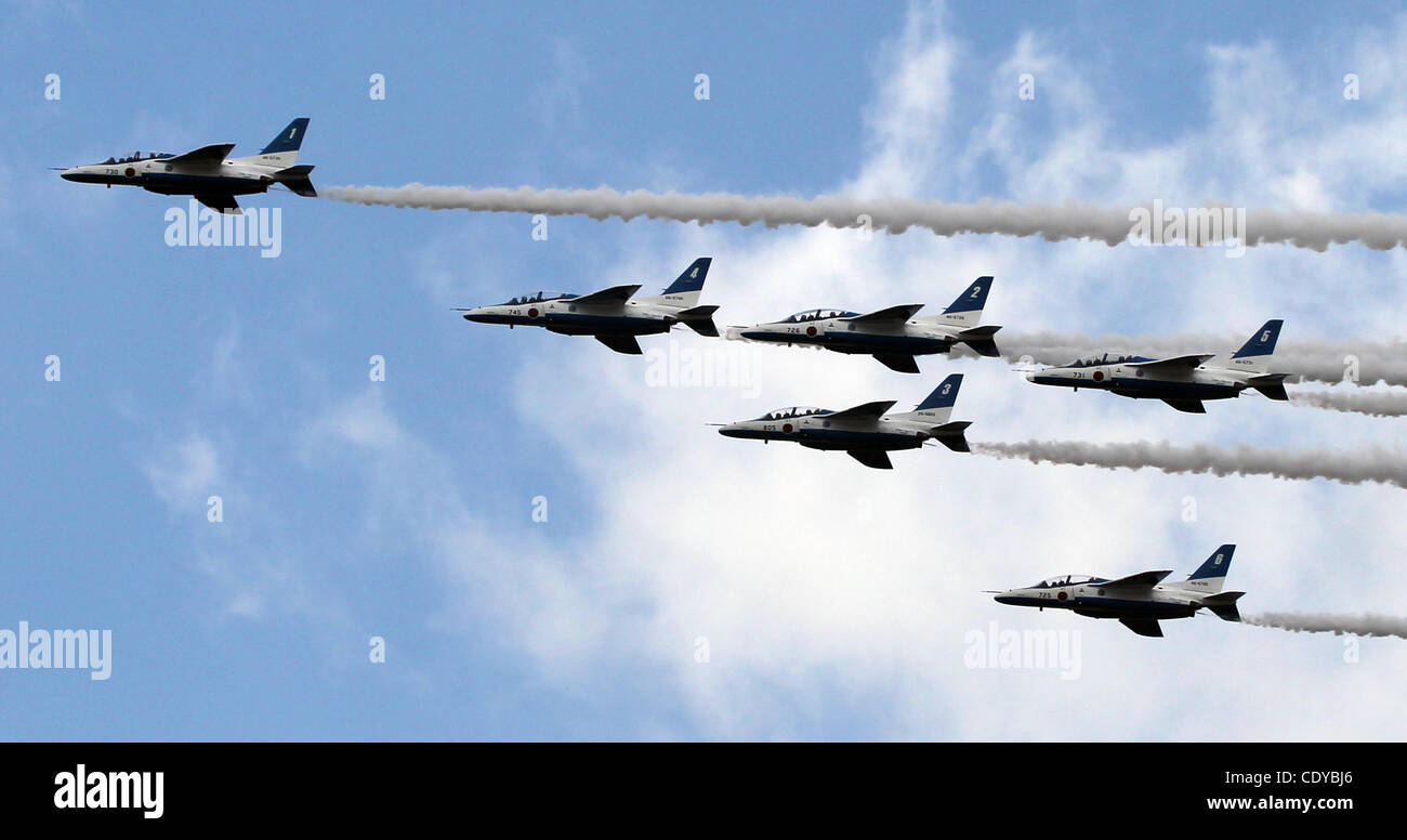 16 ottobre 2011 - Ibaraki, Giappone - i giapponesi Air Force aerobatic team T-4, Blue Impulse eseguire durante l annuale Giappone Aria forza di autodifesa truppa di riesame al Hyakuri formazione base aerea Ottobre 16, 2011 a Ibaraki,Giappone. (Credito Immagine: © Koichi Kamoshida Jana/press/ZUMAPRESS.com) Foto Stock