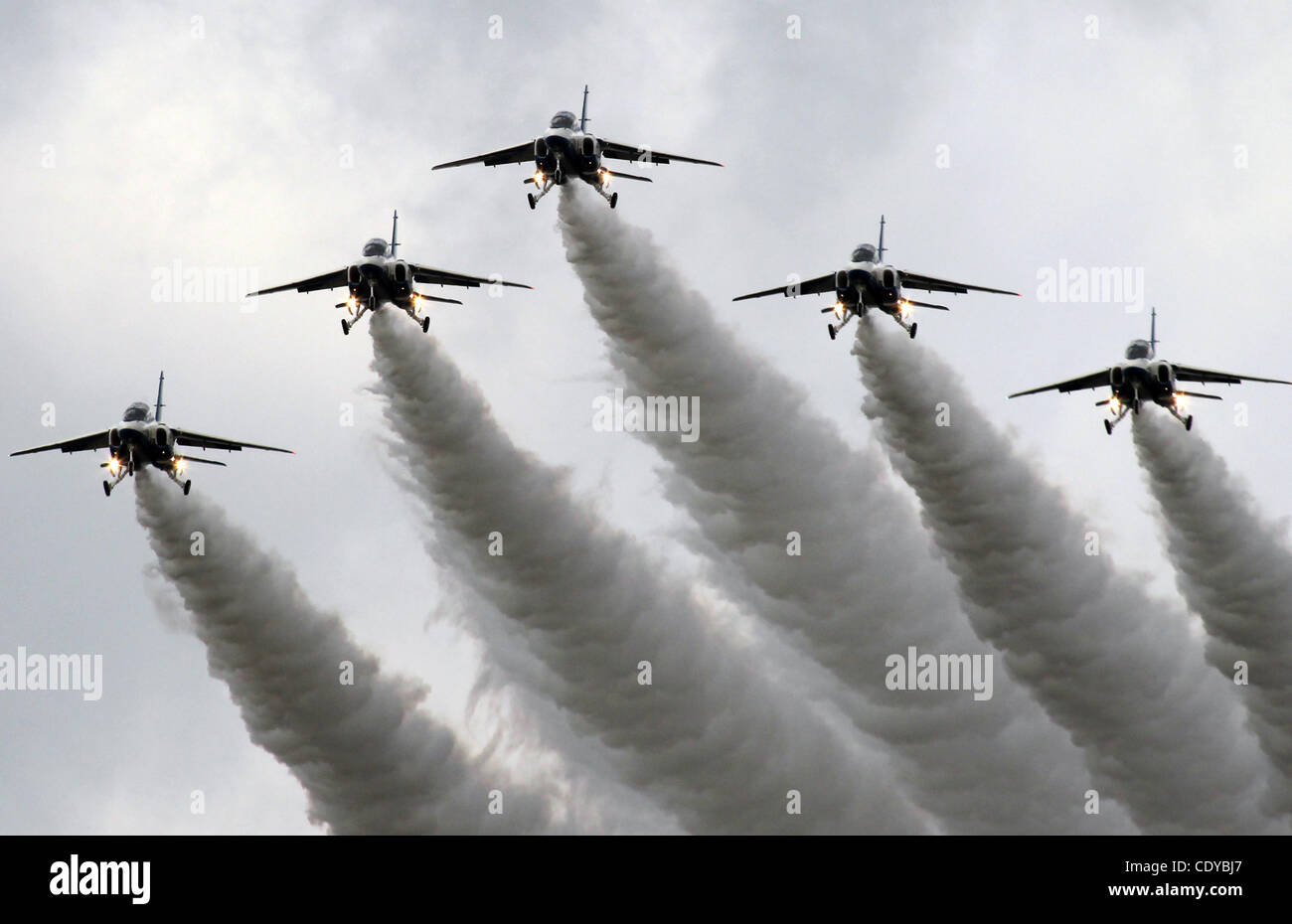 16 ottobre 2011 - Ibaraki, Giappone - i giapponesi Air Force aerobatic team T-4, Blue Impulse eseguire durante l annuale Giappone Aria forza di autodifesa truppa di riesame al Hyakuri formazione base aerea Ottobre 16, 2011 a Ibaraki,Giappone. (Credito Immagine: © Koichi Kamoshida Jana/press/ZUMAPRESS.com) Foto Stock