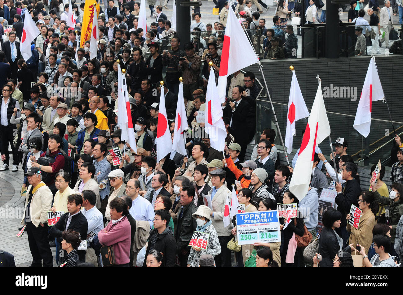 Nov. 5, 2011 - Tokyo, Giappone - Le persone che sono prudenti circa il Giappone la partecipazione per i negoziati in seno al partenariato Trans-Pacific, TPP, riuniti per un incontro di Tokyo, Giappone. L'ex Agricoltura, silvicoltura e pesca il Ministro Masahiko Yamada ha annunciato il suo messaggio contro il Giappone negotia Foto Stock