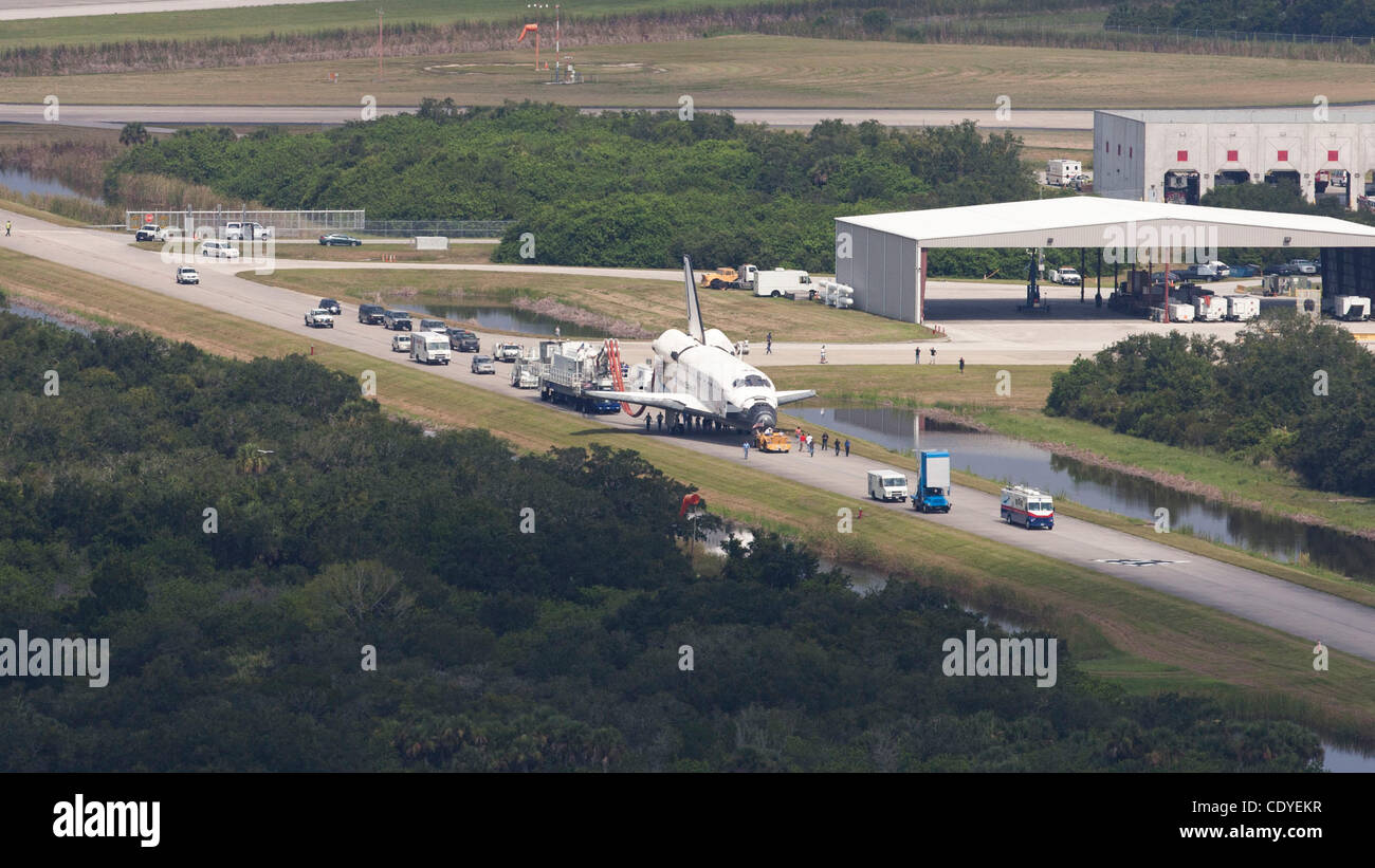 Cape Canaveral, in Florida USA - Lo Space Shuttle Atlantis è trainato dalla navetta Landing Facility torna alla Orbiter Processing Facility 2 dopo l'atterraggio appena prima dell'alba sulla luglio 21, 2011. (Joel Kowsky/ZUMA) Foto Stock