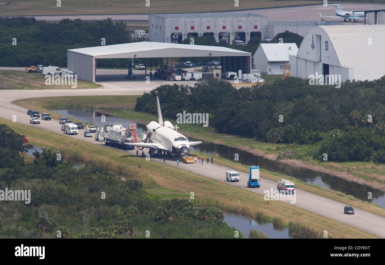 Cape Canaveral, in Florida USA - Lo Space Shuttle Atlantis è trainato dalla navetta Landing Facility torna alla Orbiter Processing Facility 2 dopo l'atterraggio appena prima dell'alba sulla luglio 21, 2011. (Joel Kowsky/ZUMA) Foto Stock