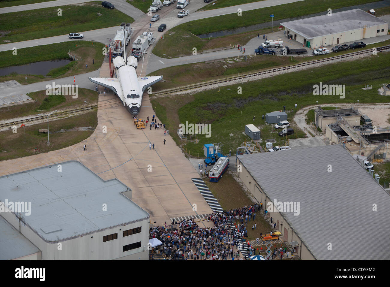 Cape Canaveral, in Florida USA - Lo Space Shuttle Atlantis è trainato dalla navetta Landing Facility torna alla Orbiter Processing Facility 2 dopo l'atterraggio appena prima dell'alba sulla luglio 21, 2011. (Joel Kowsky/ZUMA) Foto Stock