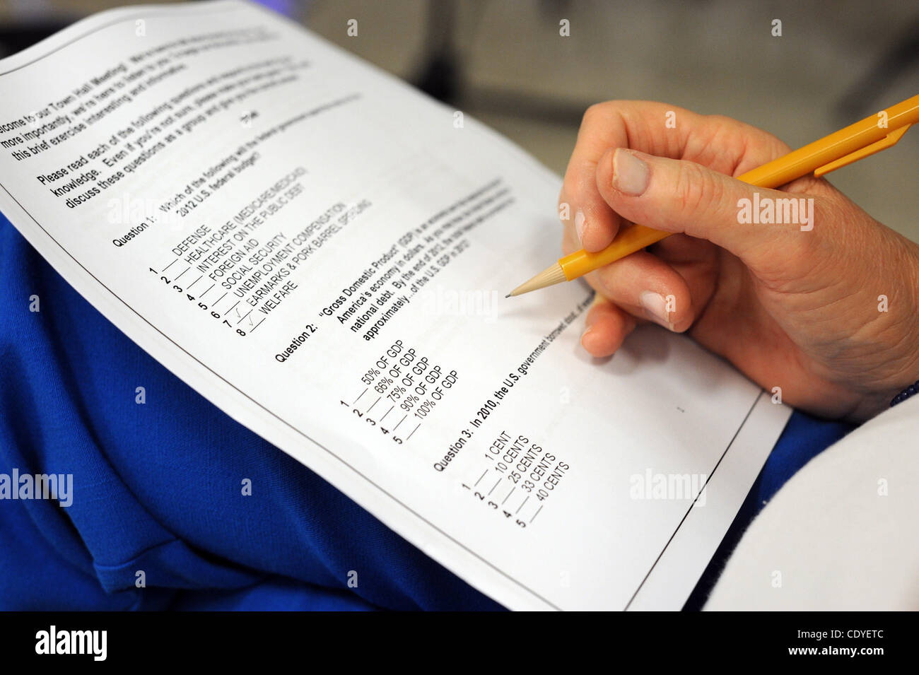 Agosto 9, 2011 - Fort Oglethorpe, GA, Stati Uniti - FORT OGLETHORPE, GA - 8 agosto: Margaret Wilson, 72, di Flinstone, Ga., passa attraverso un debito nazionale questionario mentre frequentano un municipio incontro per sost. Tom Graves, R-Ga., al Lakeview Fort Oglethorpe High School a Fort Oglethorpe, Georgia il lunedì Foto Stock