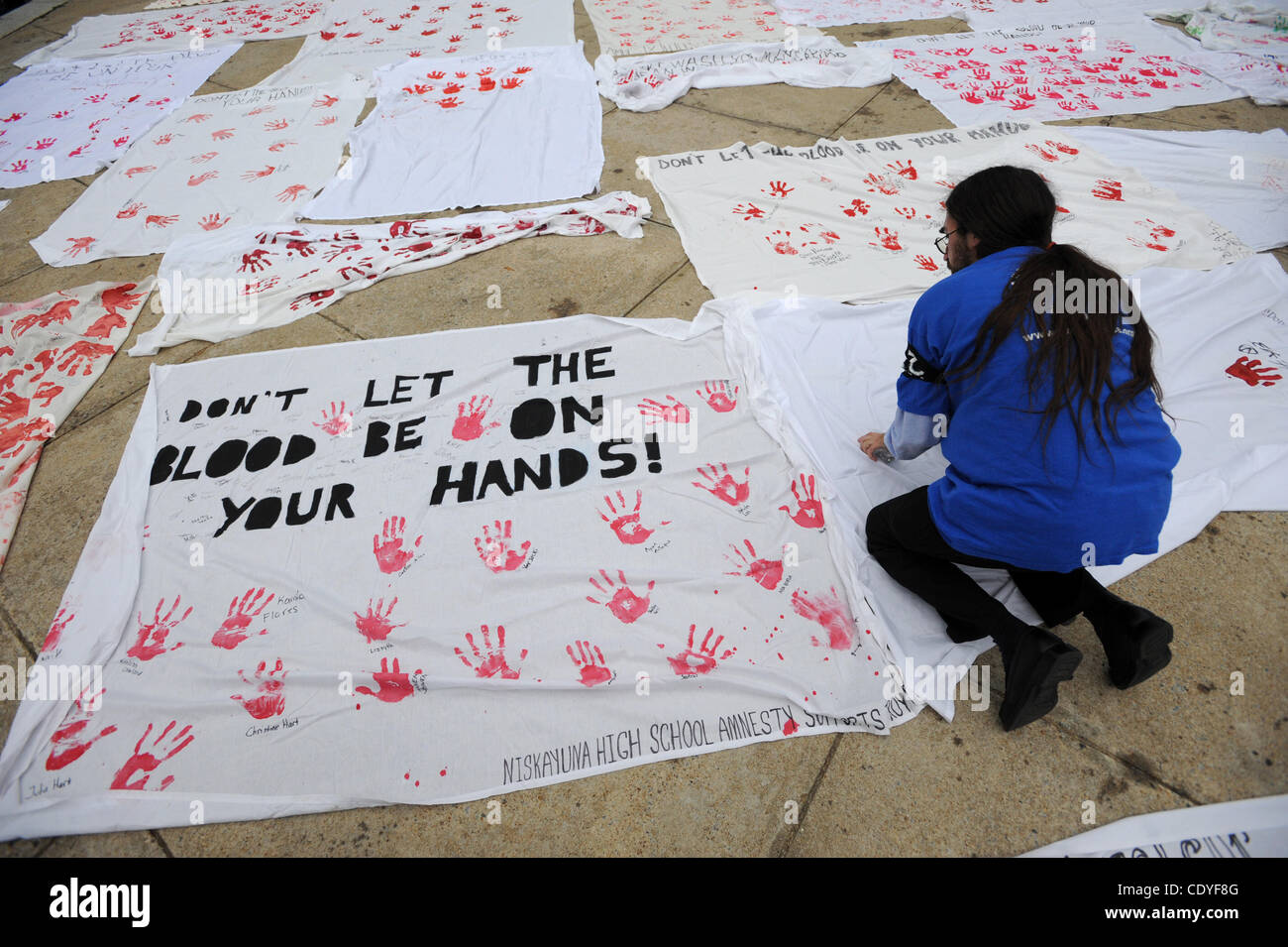 Sett. 20, 2011 - Atlanta, GA, Stati Uniti - Un uomo si allarga la protesta fogli come chiamata di manifestanti per la Georgia di funzionari statali per fermare l'esecuzione pianificata di condannati killer Troy Davis presso il Campidoglio in Atlanta, Georgia, Martedì, Settembre 20, 2011. Davis è il programma a morire Mercoledì, Settembre 21, f Foto Stock