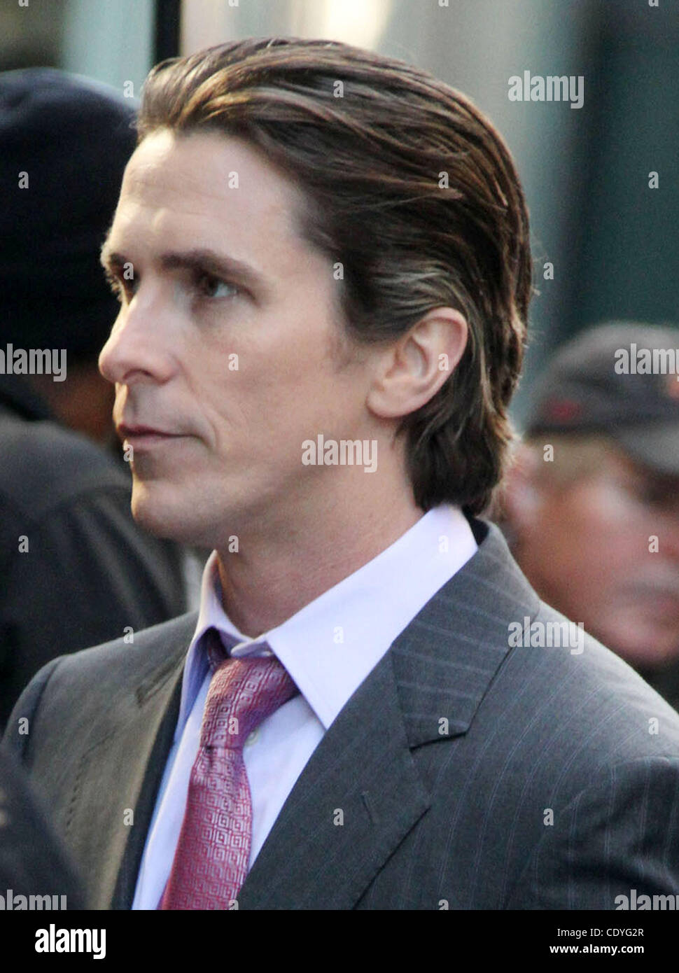 Ottobre 28, 2011 - New York New York, Stati Uniti - Attore Christian Bale sul set del suo nuovo film "The Dark Knight" sorge al di fuori di Trump Tower nel centro di Manhattan. (Credito Immagine: © Nancy Kaszerman/ZUMAPRESS.com) Foto Stock