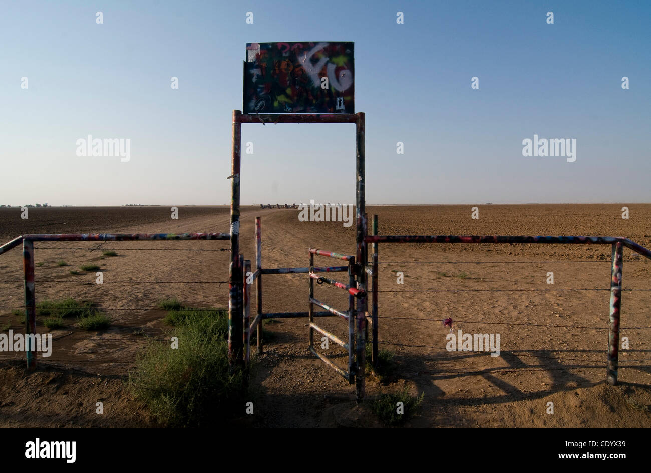 Sett. 1, 2011 - Amarillo, Texas, Stati Uniti d'America - 1 settembre 2011. Amarillo, Texas, Stati Uniti d'America. Il gate thtru la recinzione di Cadillac Ranch si trova all'uscita 60 al di fuori della Interstatale 40 a ovest di Amarillo, Texas. Esso è stato originariamente creato da Ant Farm e miliardario Amarillo Stanley Marsh 3. Dieci cassetti sono state sepolte n Foto Stock