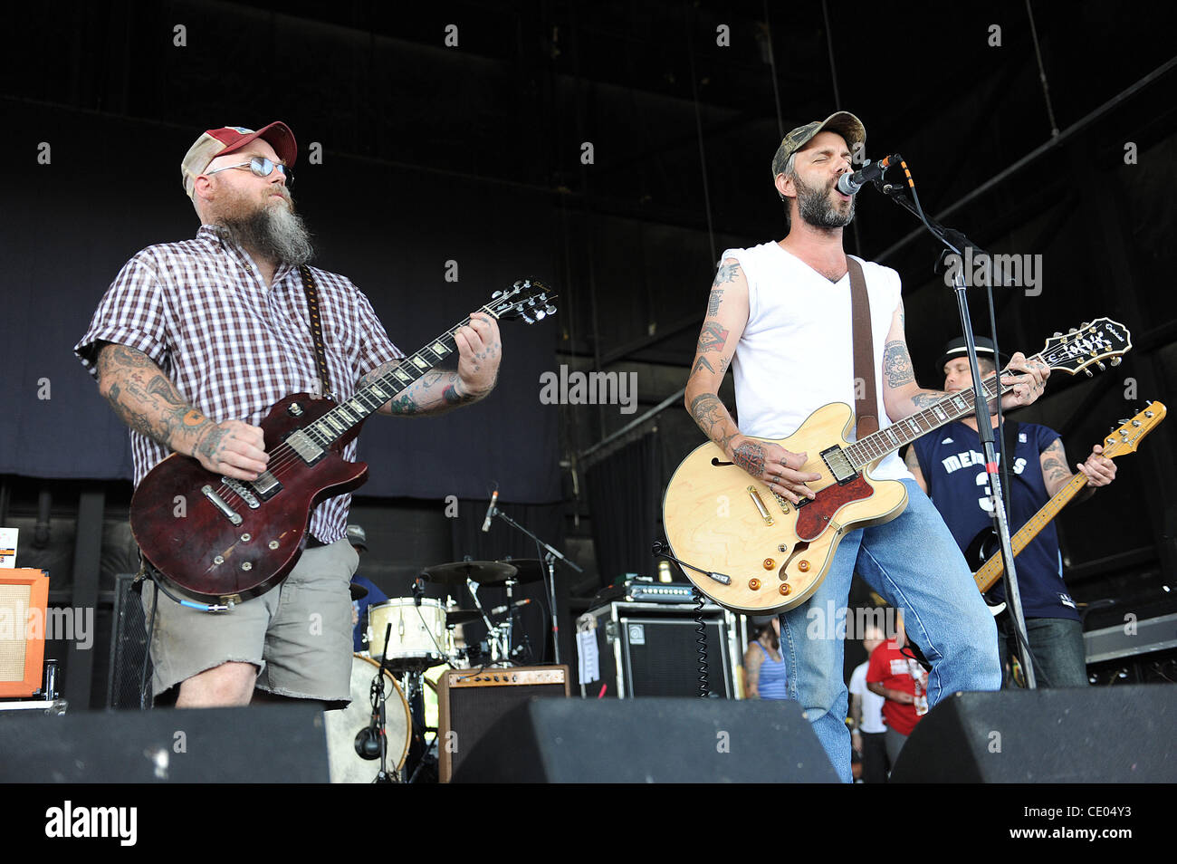 Lug 27, 2011 - Virginia Beach, Virginia, Stati Uniti d'America - cantante / chitarrista BEN NICHOLS e il chitarrista Brian VENABLE della banda LUCERO suona dal vivo come parte del 2011 Vans warped tour che ha avuto luogo presso la Farm Bureau Live a Virginia Beach anfiteatro. Copyright 2011 Jason Moore. (Credito Immagine: © Jason Foto Stock