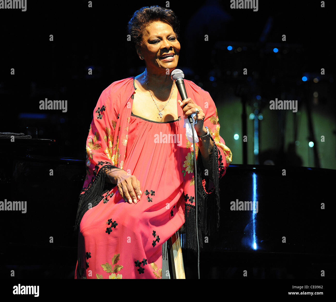 Oct 20, 2011 - Raleigh, North Carolina, Stati Uniti d'America - cantante Dionne Warwick suona dal vivo al Dorton Arena come parte del 2011 N.C. State Fair che si sta svolgendo in Raleigh. Copyright 2011 Jason Moore. (Credito Immagine: © Jason Moore/ZUMAPRESS.com) Foto Stock