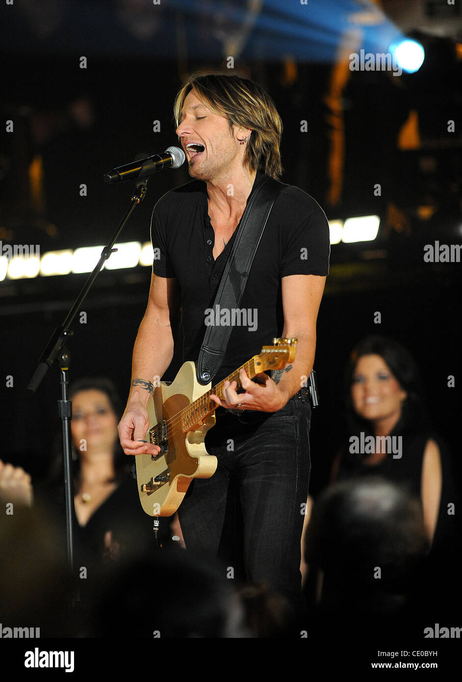 Novembre 9, 2011 - Nashville, Tennessee, Stati Uniti d'America - musicista KEITH URBAN suona presso il quarantacinquesimo annuale di CMA Music Awards che ha avuto luogo presso la Bridgestone Arena si trova nel centro cittadino di Nashville. Copyright 2011 Jason Moore. (Credito Immagine: © Jason Moore/ZUMAPRESS.com) Foto Stock