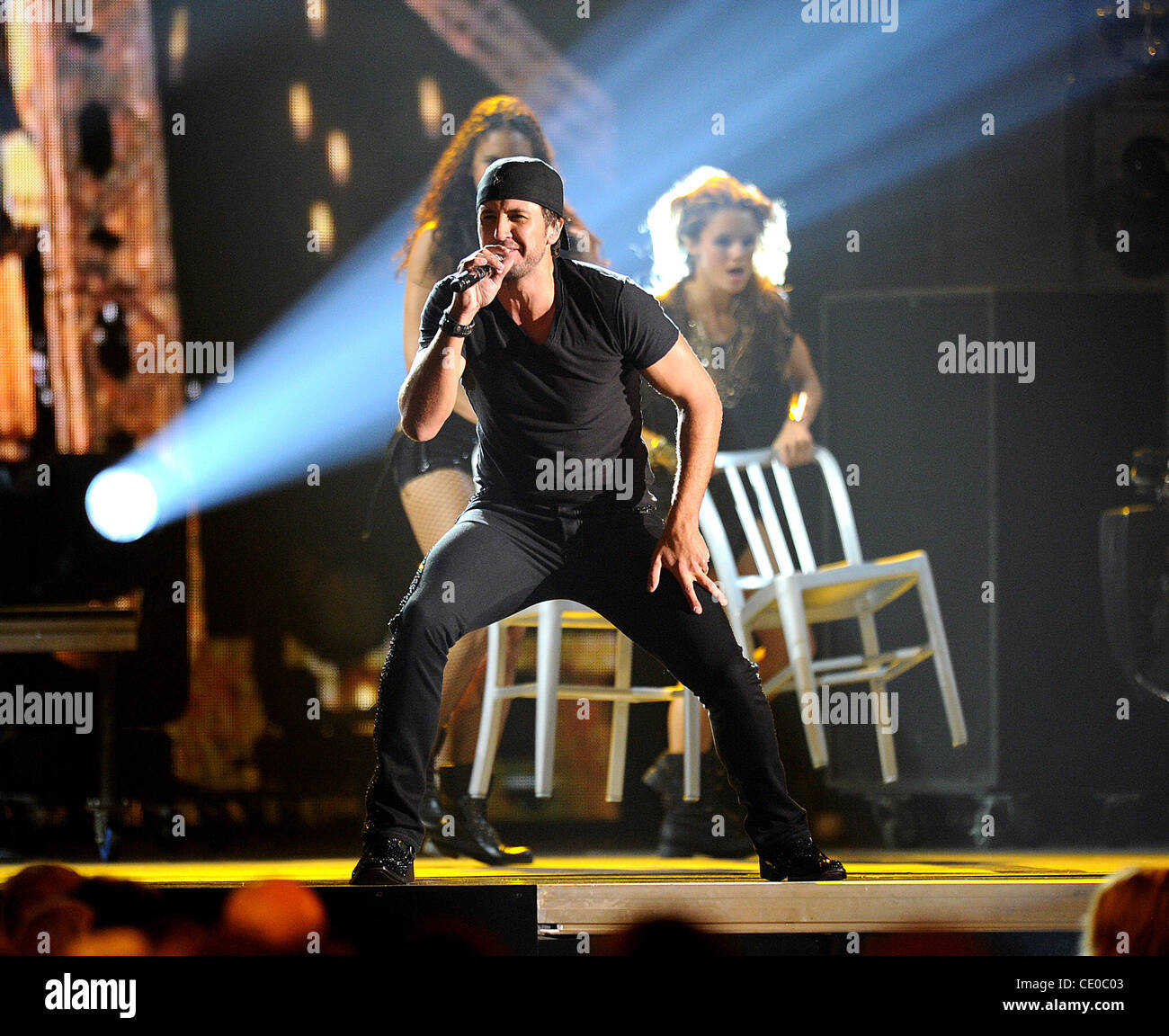 Novembre 9, 2011 - Nashville, Tennessee, Stati Uniti d'America - musicista LUCA BRYAN suona presso il quarantacinquesimo annuale di CMA Music Awards che ha avuto luogo presso la Bridgestone Arena si trova nel centro cittadino di Nashville. Copyright 2011 Jason Moore. (Credito Immagine: © Jason Moore/ZUMAPRESS.com) Foto Stock