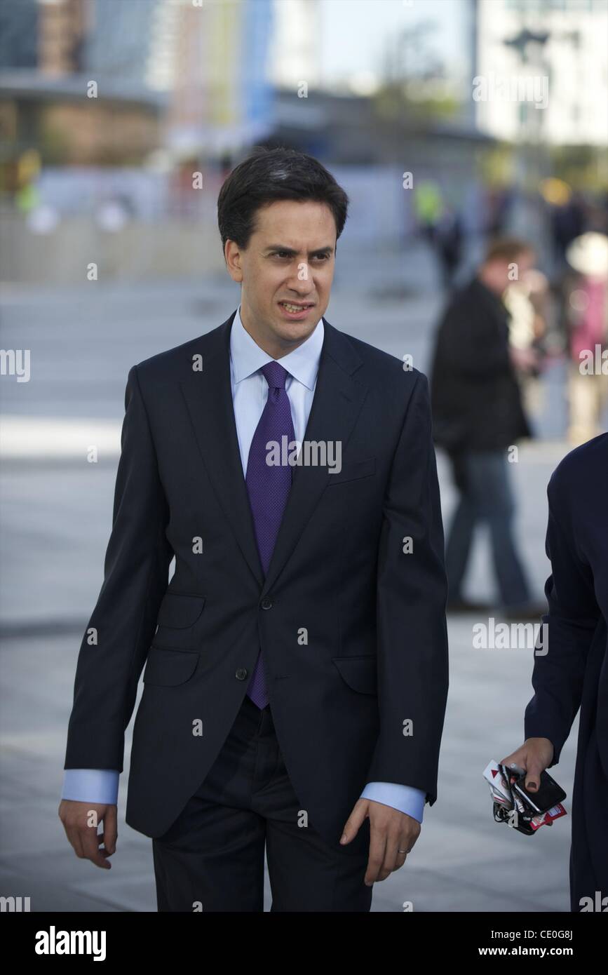 Sett. 27, 2011 - Liverpool, in Inghilterra, Regno Unito - leader laburista ED MILIBAND arriva al Partito laburista Conferenza dell'ACC di Liverpool. (Credito Immagine: © Mark Makela/ZUMAPRESS.com) Foto Stock