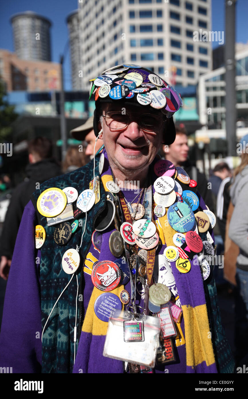 Migliaia marzo nel centro cittadino di Seattle a Westlake Park ed il Mercato di Pike Place durante il occupano le proteste di Seattle, 2011. Manifestanti hanno bruciato e taglia le carte di credito e di debito in segno di protesta durante la giornata di azione globale il supporto di proteste in tutto il mondo. Foto Stock