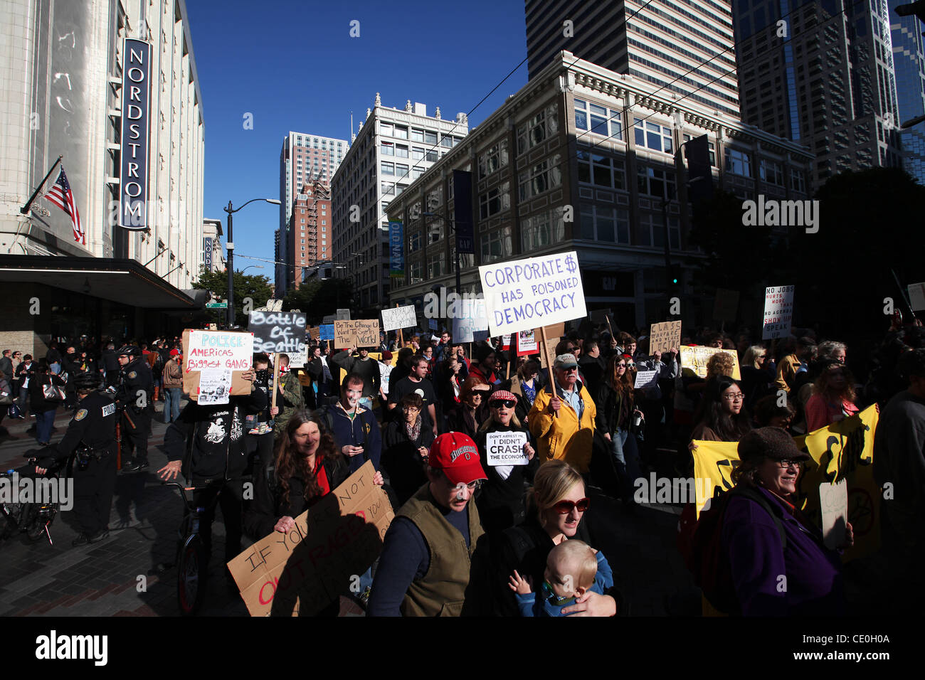 Migliaia marzo nel centro cittadino di Seattle a Westlake Park ed il Mercato di Pike Place durante il occupano le proteste di Seattle, 2011. Manifestanti hanno bruciato e taglia le carte di credito e di debito in segno di protesta durante la giornata di azione globale il supporto di proteste in tutto il mondo. Foto Stock