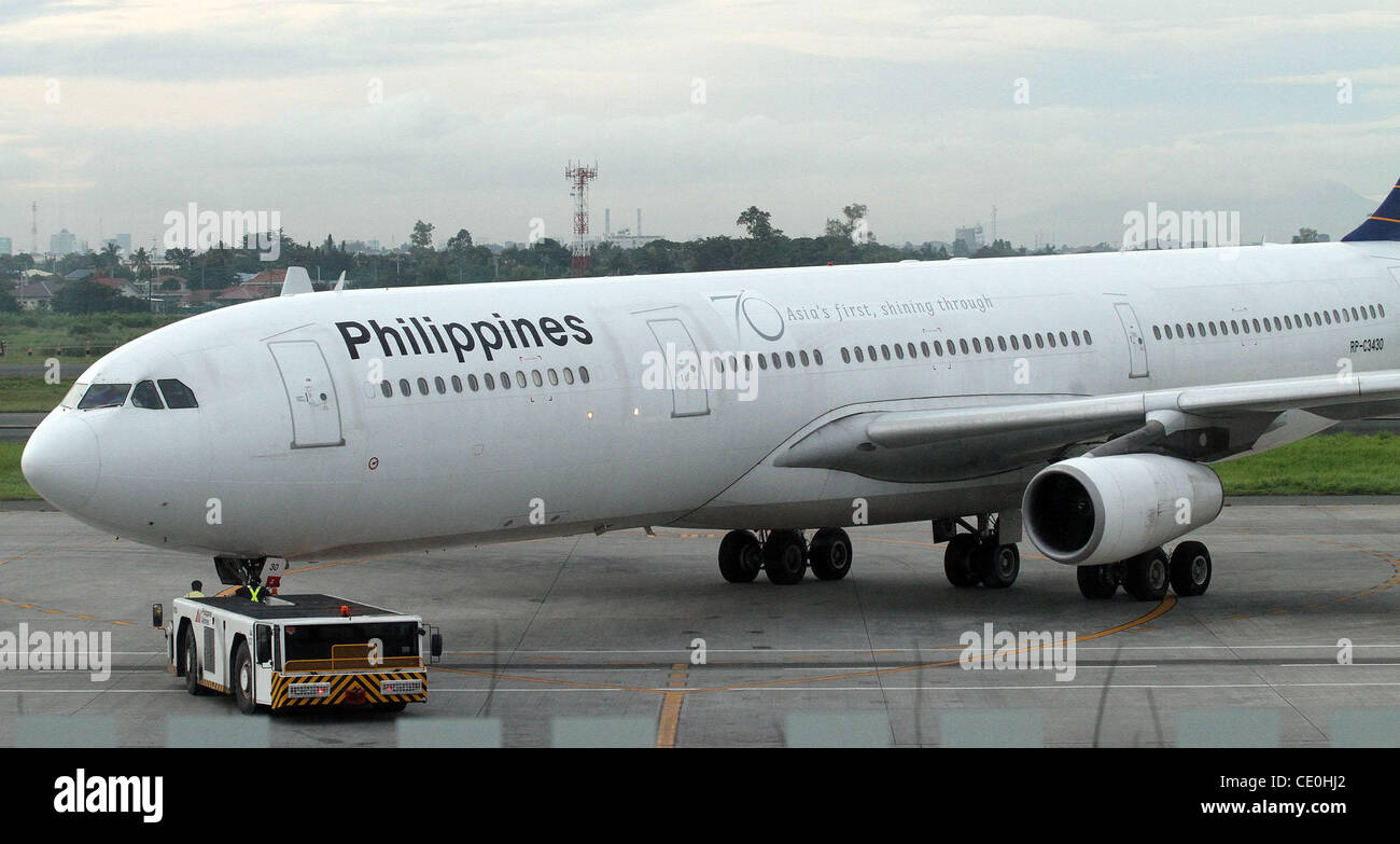 MANILA 'Äì un aeromobile del paese sono i contatti porta bandiera, Philippine Airlines, si prepara a partire a una pista di aeroporto internazionale Ninoy Aquino a Manila nelle Filippine il venerdì 19 agosto, 2011. Philippine Airlines perdite US$10,6 milioni di euro per il primo trimestre (da aprile a giugno) i ricavi di quest'anno d Foto Stock