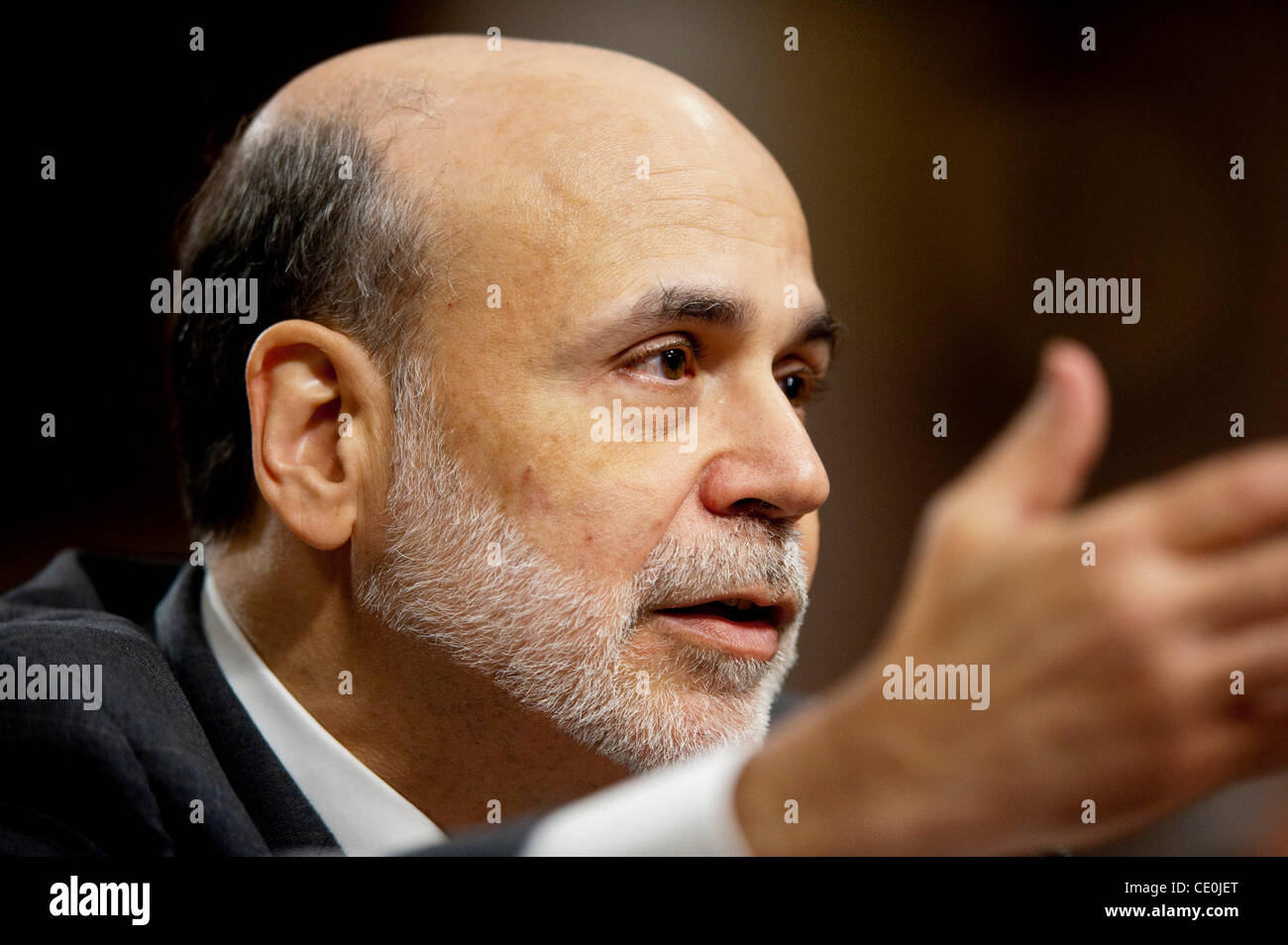 Il 4 ottobre, 2011 - Washington, Distretto di Columbia, Stati Uniti - La Riserva federale presidente Ben Bernanke testimonia prima di una congressuale del comitato economico misto audizione su ''Le prospettive economiche. (Credito Immagine: © Pete Marovich/ZUMAPRESS.com) Foto Stock