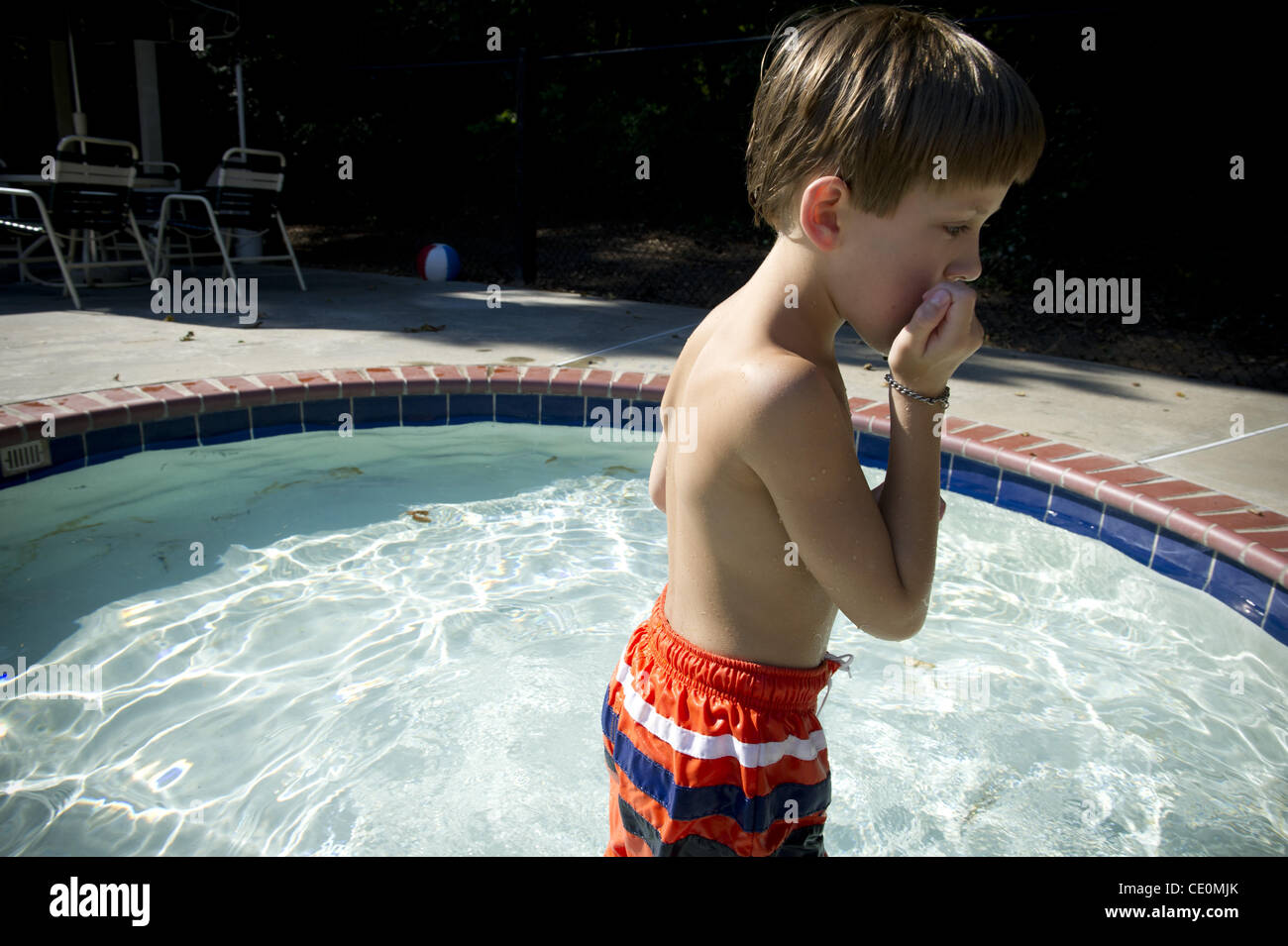 Agosto 27, 2011 - Marietta, GA - 8 anno-vecchio ragazzo con autismo, che è non-verbale, sembra persa nel suo mondo mentre si gioca in una piscina comunitaria. Modello rilasciato. (Credito Immagine: © Robin Nelson/ZUMAPRESS.com) Foto Stock