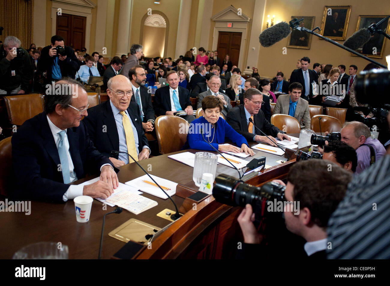 Nov. 1, 2011 - Washington, Distretto di Columbia, Stati Uniti - ERSKINE BOWLES, co-presidenti della commissione nazionale sulla responsabilità fiscale e riforma, ex senatore ALAN SIMPSON (R-WY), ex casa bianca Direttore bilancio ALICE RIVLIN, co-presidenti della politica Bipartisan del centro di riduzione del debito OPERAZIONE F Foto Stock