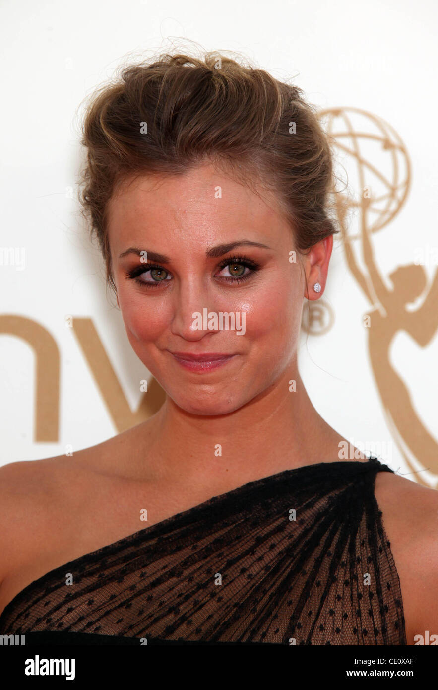 Sett. 18, 2011 - Los Angeles, California, Stati Uniti - Indossare un abito da Judith Leiber frizione, KALEY CUOCO arriva per la 63Primetime Emmy Awards. (Credito Immagine: © Lisa O'Connor/ZUMAPRESS.com) Foto Stock
